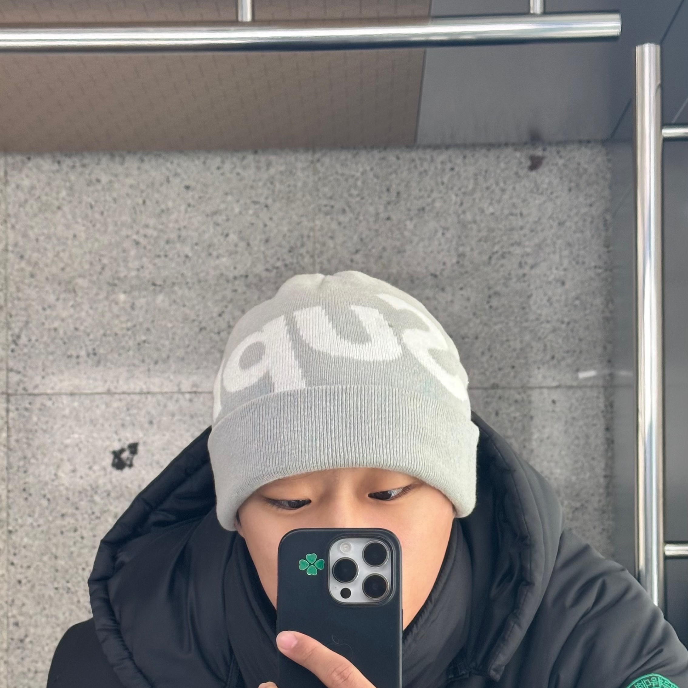 Supreme Big Logo Beanie Grey - 23FW 착용 스타일