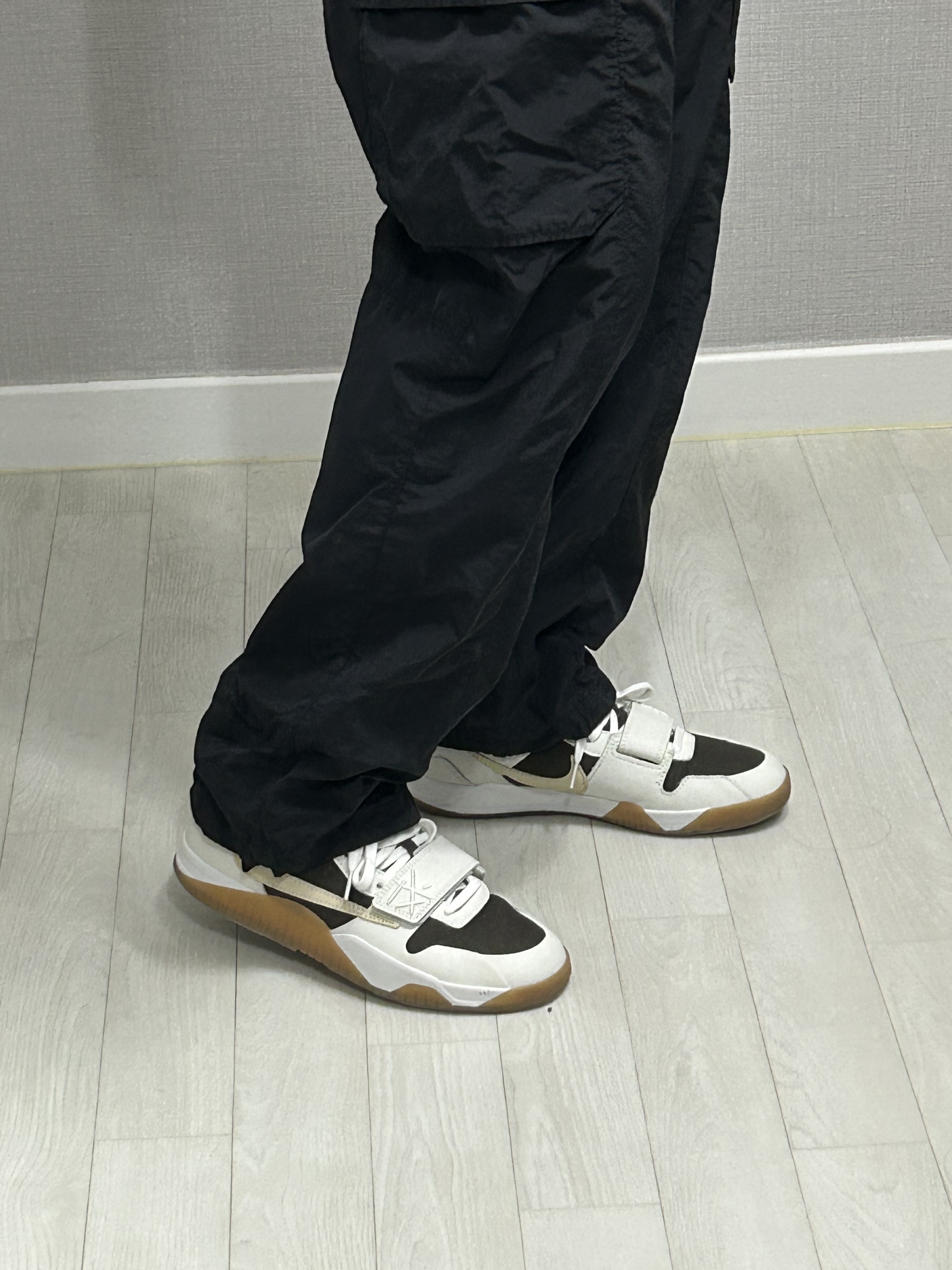 Jordan x Travis Scott Jumpman Jack TR Sail and Dark Mocha 착용 스타일 - 2