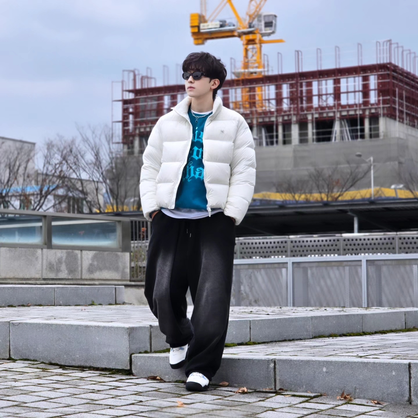 Nike x Supreme SB Darwin Low White 착용 스타일 - 3