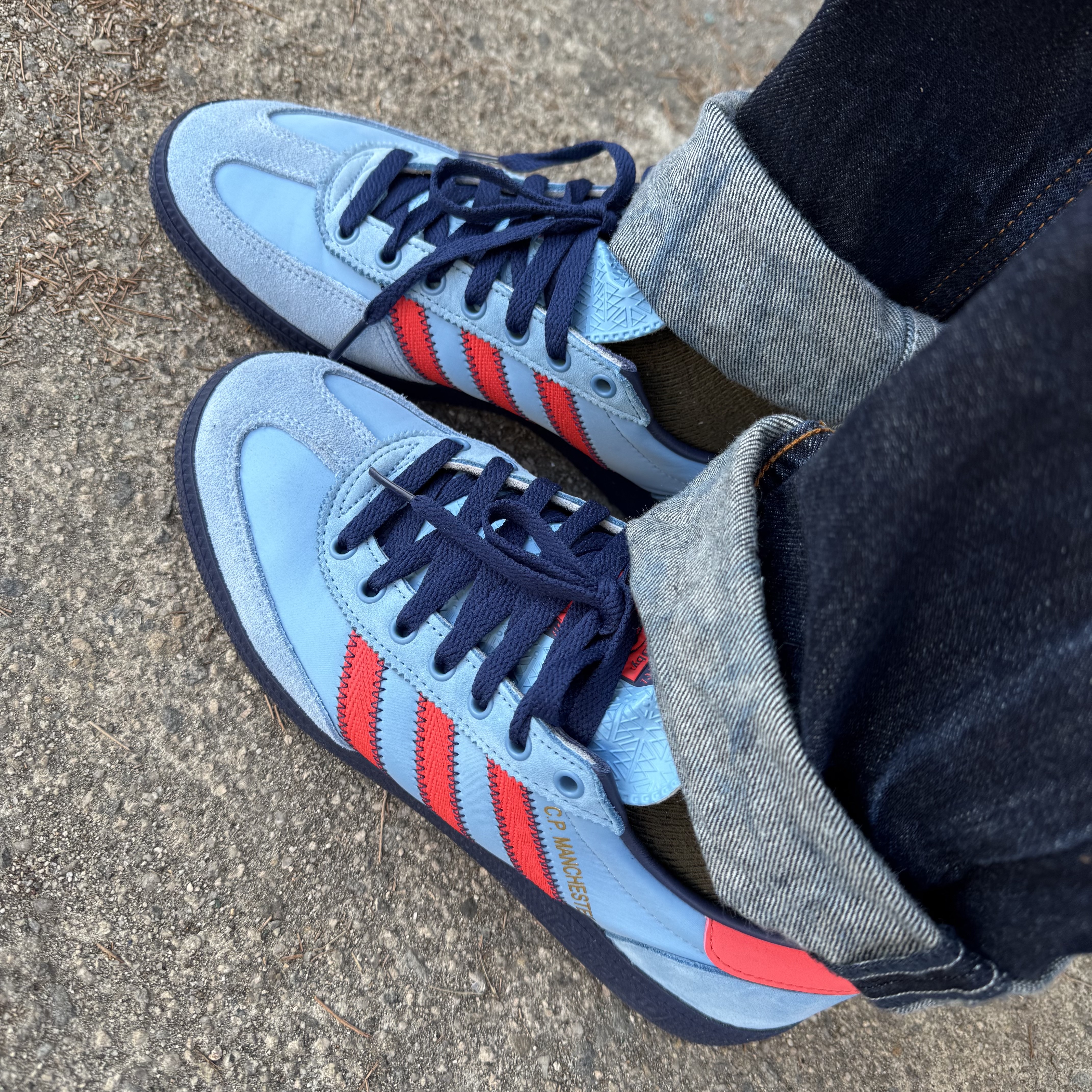 Adidas x C.P. Company Manchester Spezial Light Blue Bright Red 착용 스타일 - 1