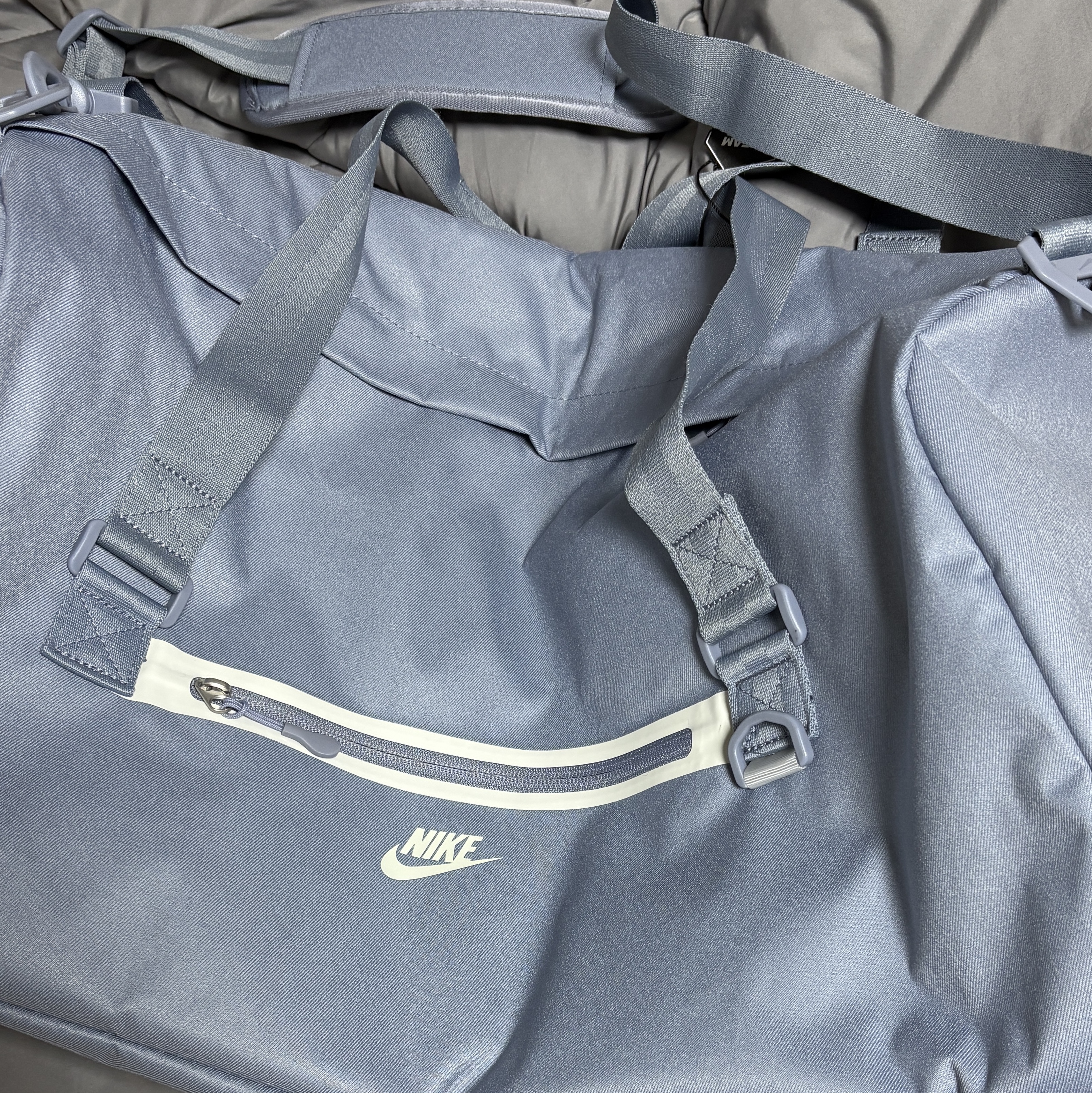 Nike Elemental Premium Duffel Bag 45L Ashen Slate Light Silver 착용 스타일