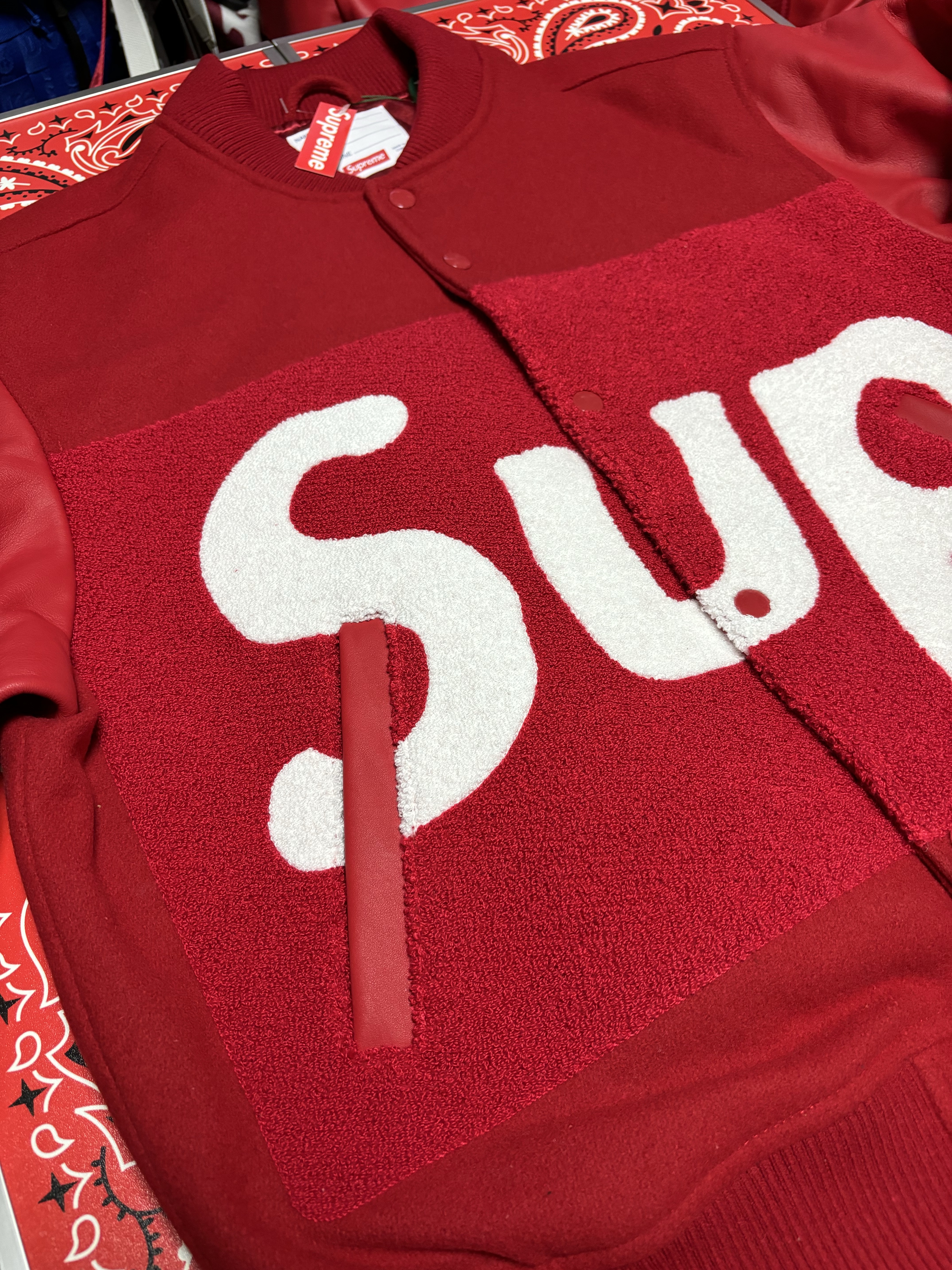 Supreme Big Logo Chenille Varsity Jacket Red - 24SS, Supreme Overprint Small Box S/S Top Blue - 24SS 착용 스타일 - 2