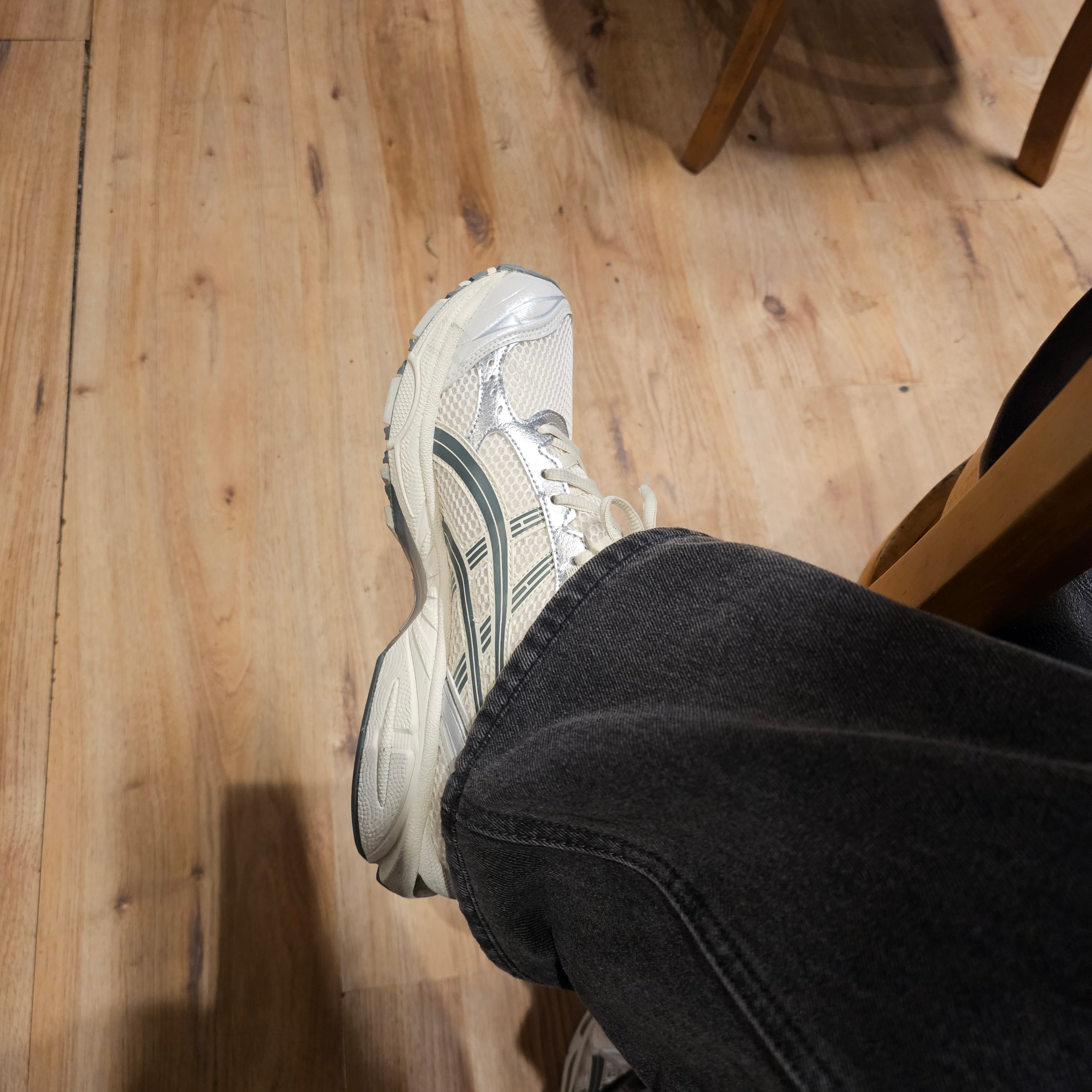 Asics Gel-Kayano 14 Birch Dark Pewter 착용 스타일