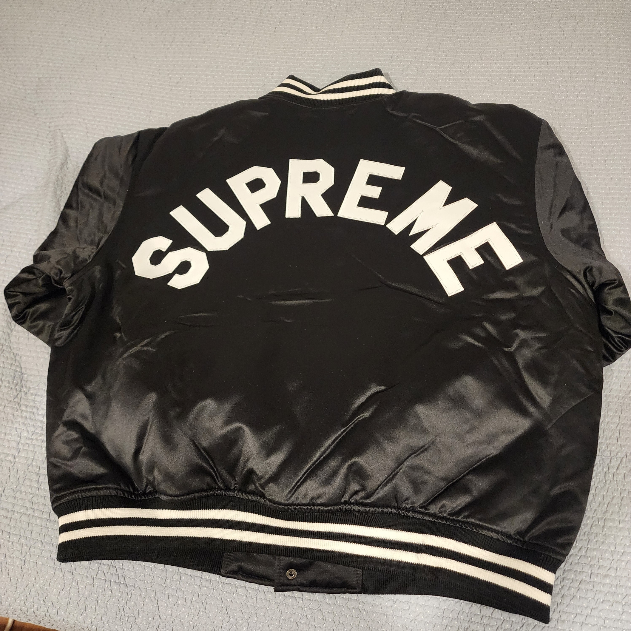 Supreme Mitchell & Ness Satin Varsity Jacket Black - 24FW 착용 스타일 - 4