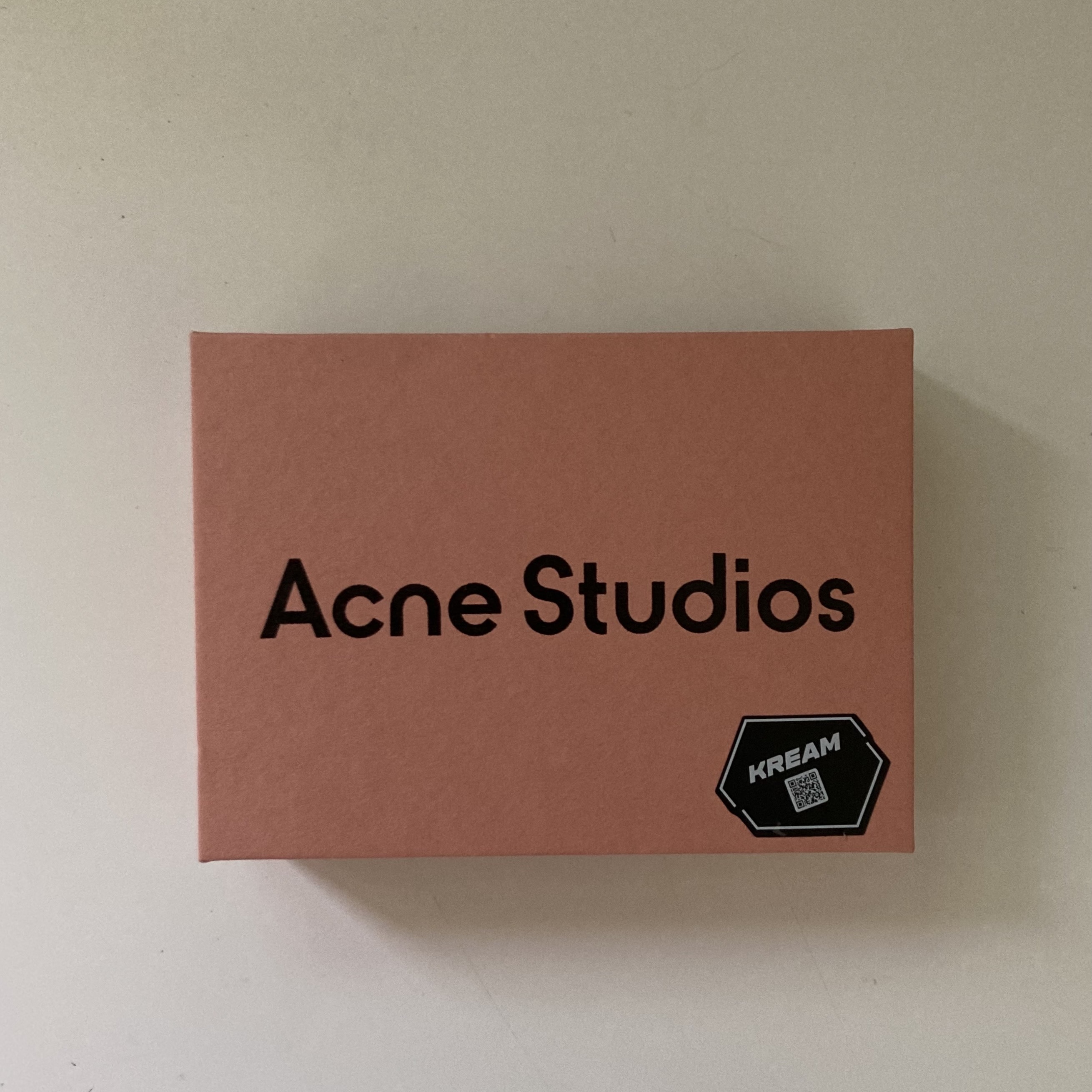 Acne Studios Elmas Large Card Holder Camel Brown 착용 스타일 - 3