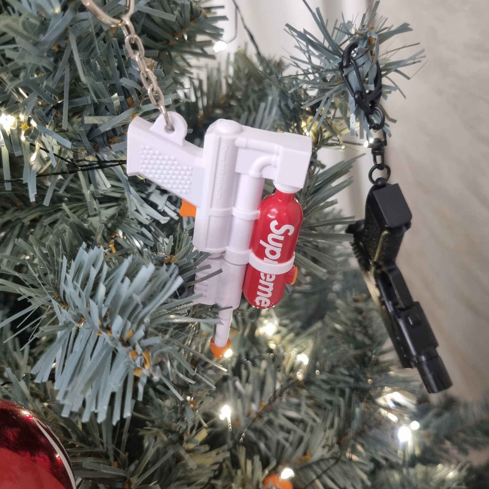 Supreme x Super Soaker 50 Water Blaster Keychain White - 19SS 착용 스타일
