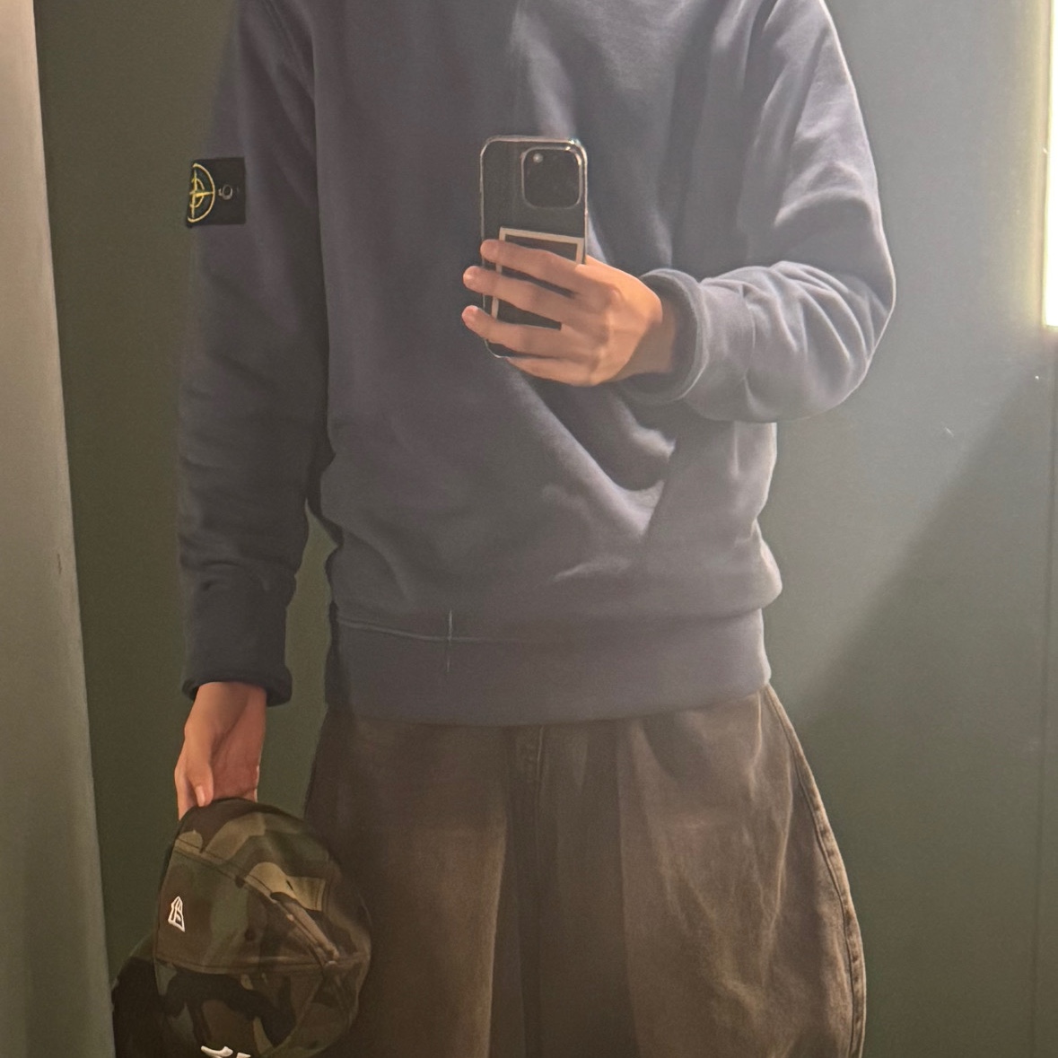 Stone Island 63051 Cotton Fleece Garment Dyed Sweatshirt Avio Blue - 24SS 착용 스타일