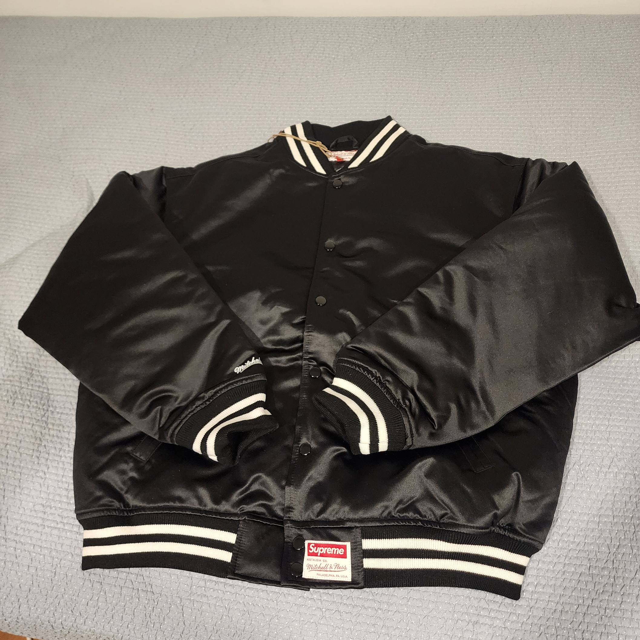 Supreme Mitchell & Ness Satin Varsity Jacket Black - 24FW 착용 스타일 - 1