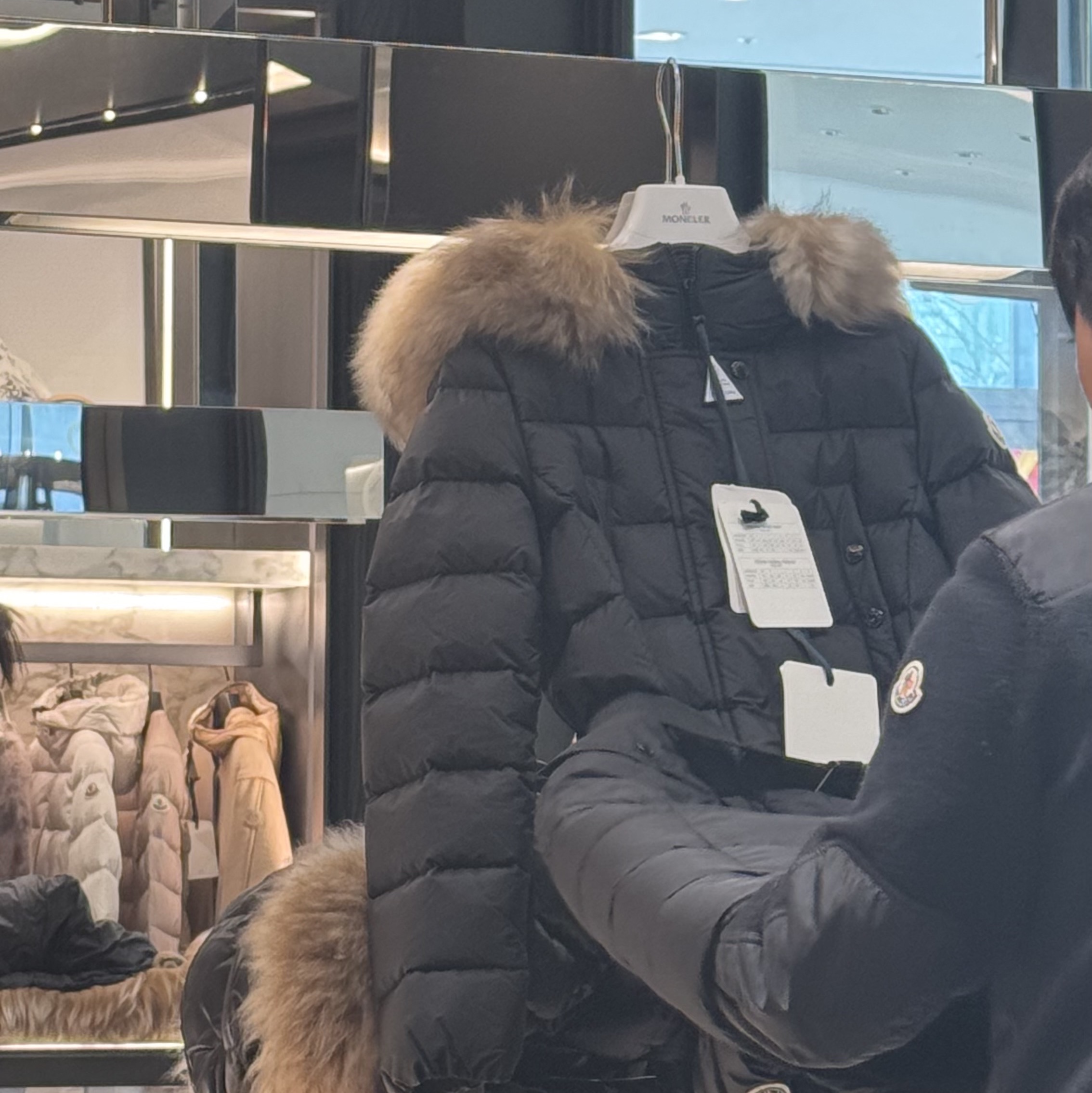 (W) Moncler Khloe Long Down Jacket Black Beige - 24FW 착용 스타일 - 3