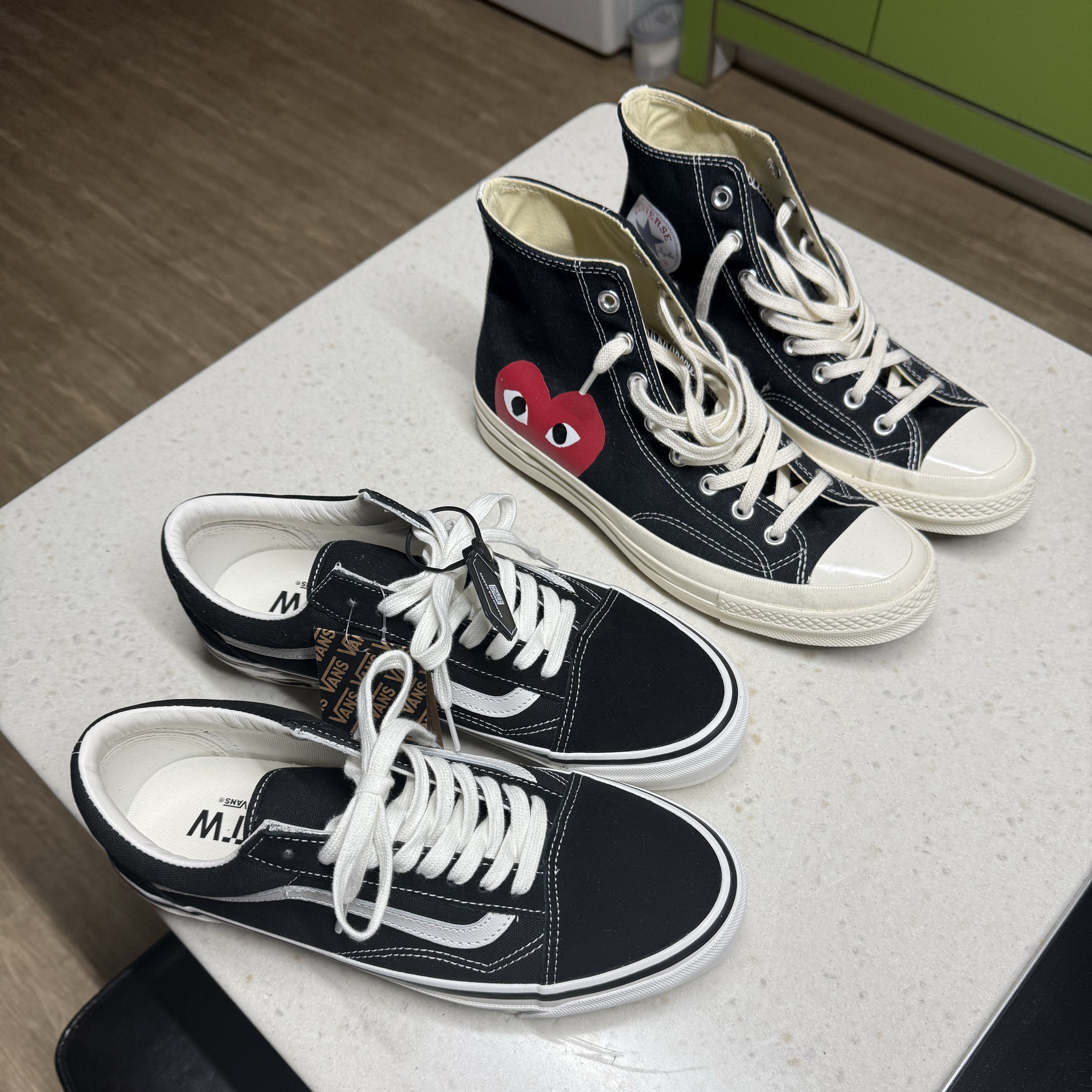 Vans x CDG OTW Old Skool Black, Converse x Play Comme des Garcons Chuck 70 Hi Black 착용 스타일 - 1