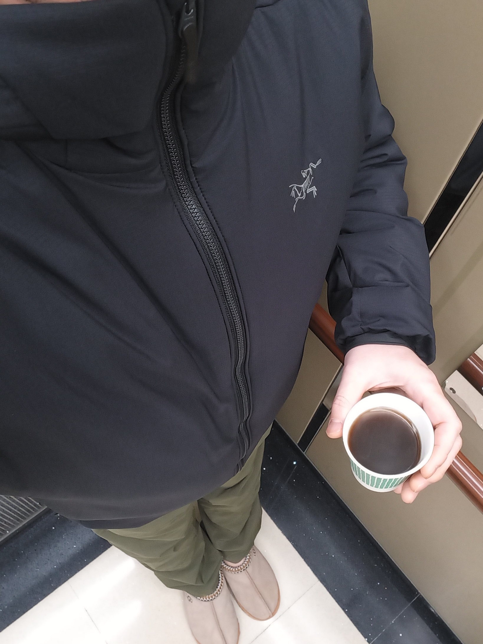 Arc'teryx Atom Heavyweight Hoody Black, UGG Tasman Slipper Chestnut 착용 스타일 - 5