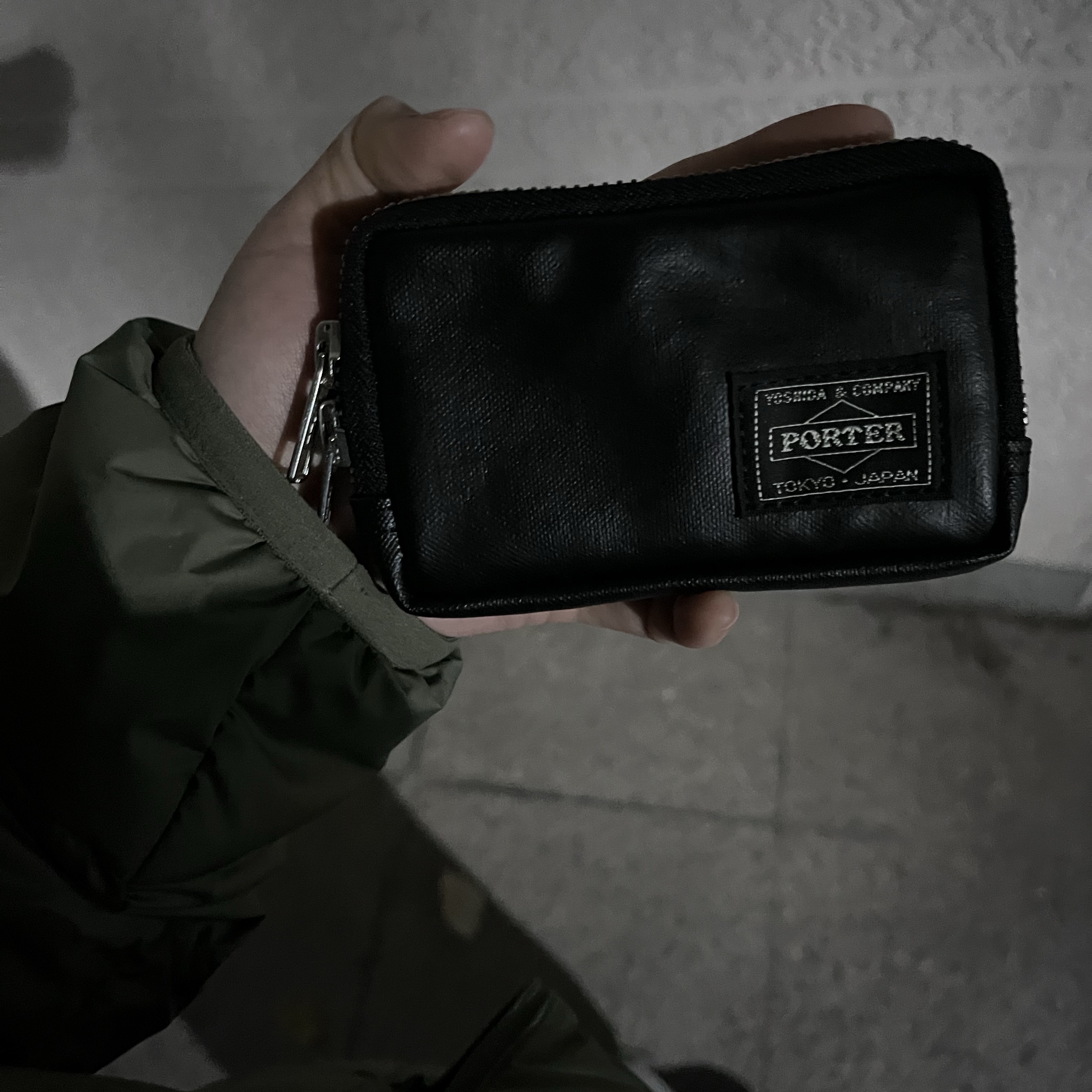 Porter Freestyle Multi Coin Case Black 착용 스타일