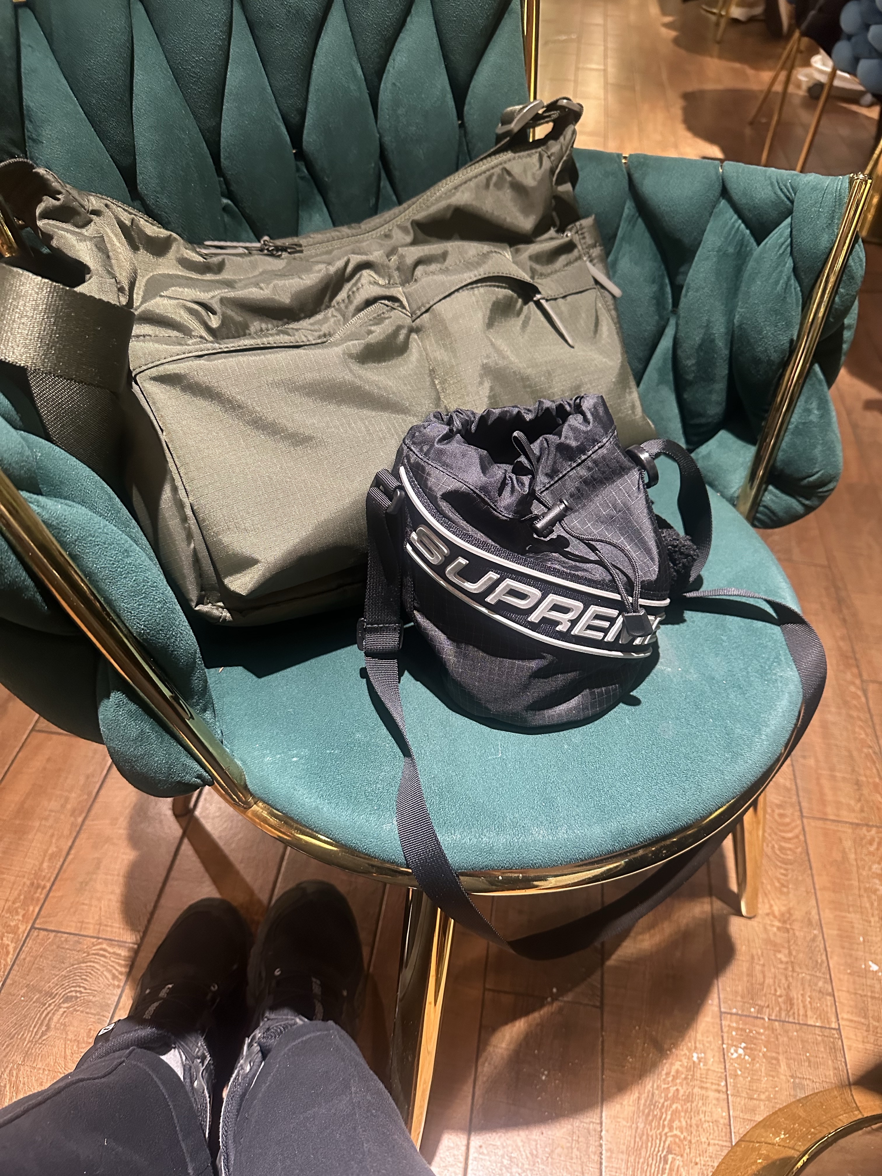 Uniqlo Multi Pocket Shoulder Bag Olive, Supreme Small Cinch Pouch Black - 23FW 착용 스타일