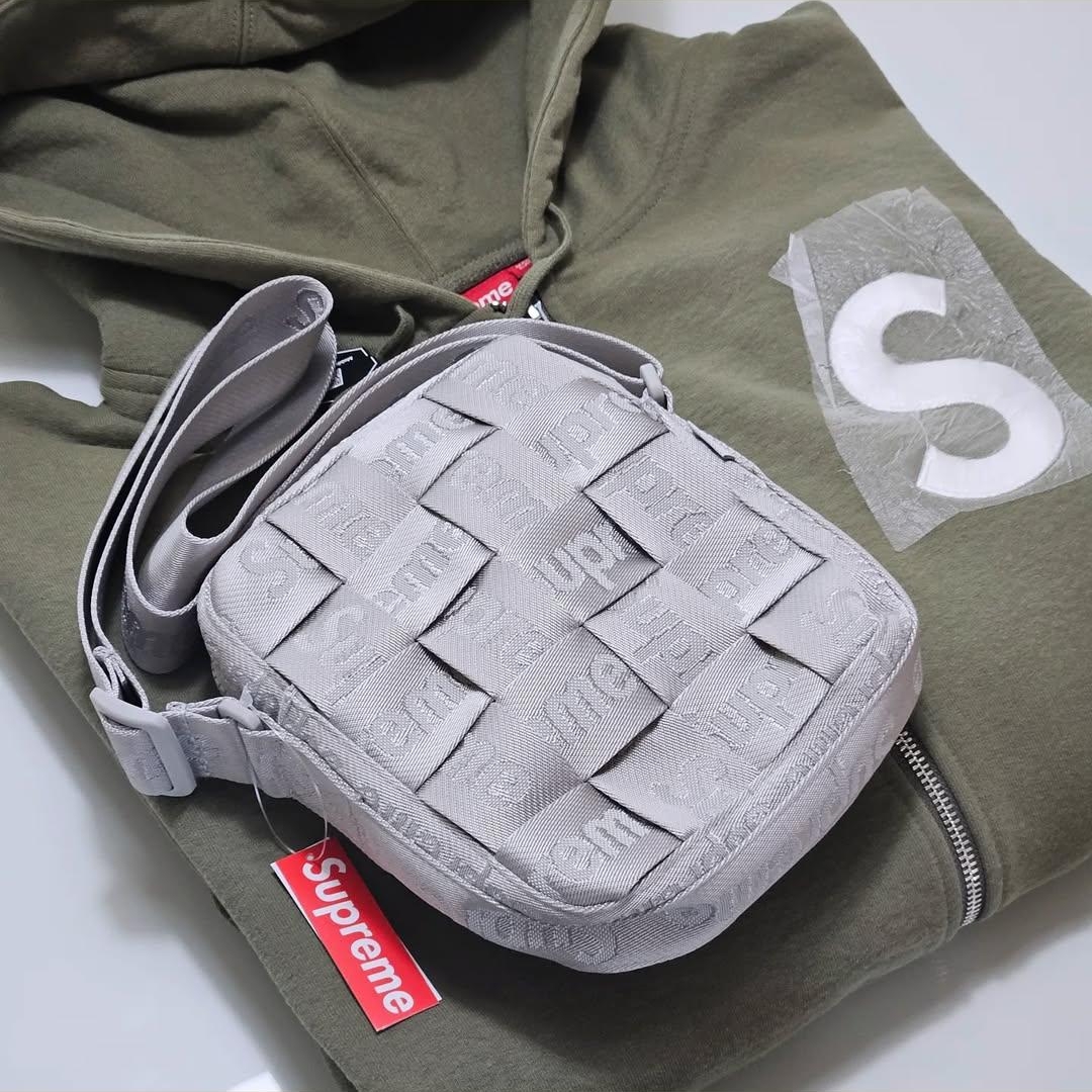 Supreme S Logo Zip Up Hooded Sweatshirt Light Olive - 24FW, Supreme Woven Shoulder Bag Grey - 24SS 착용 스타일