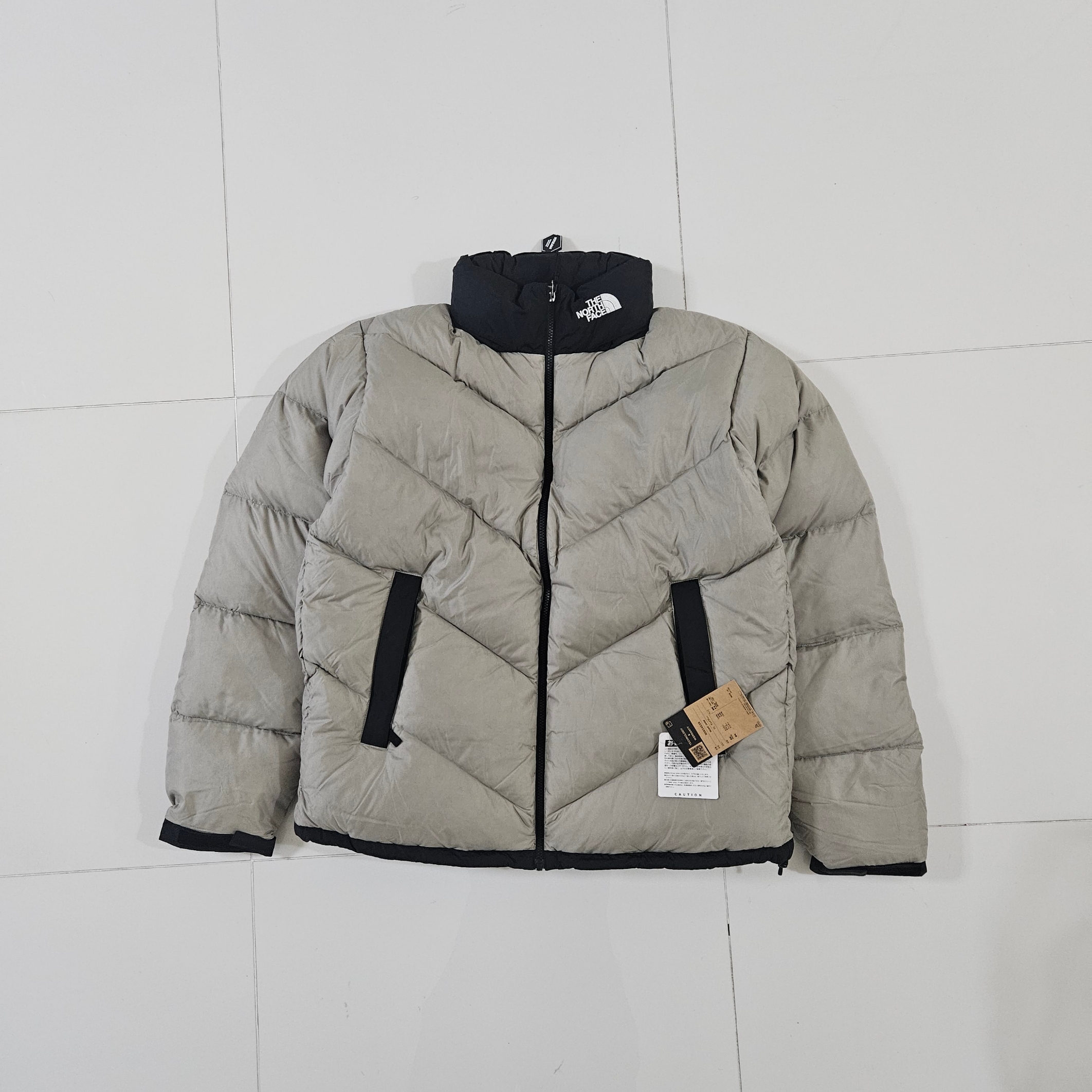 The North Face Ascent Jacket Clay Grey 착용 스타일