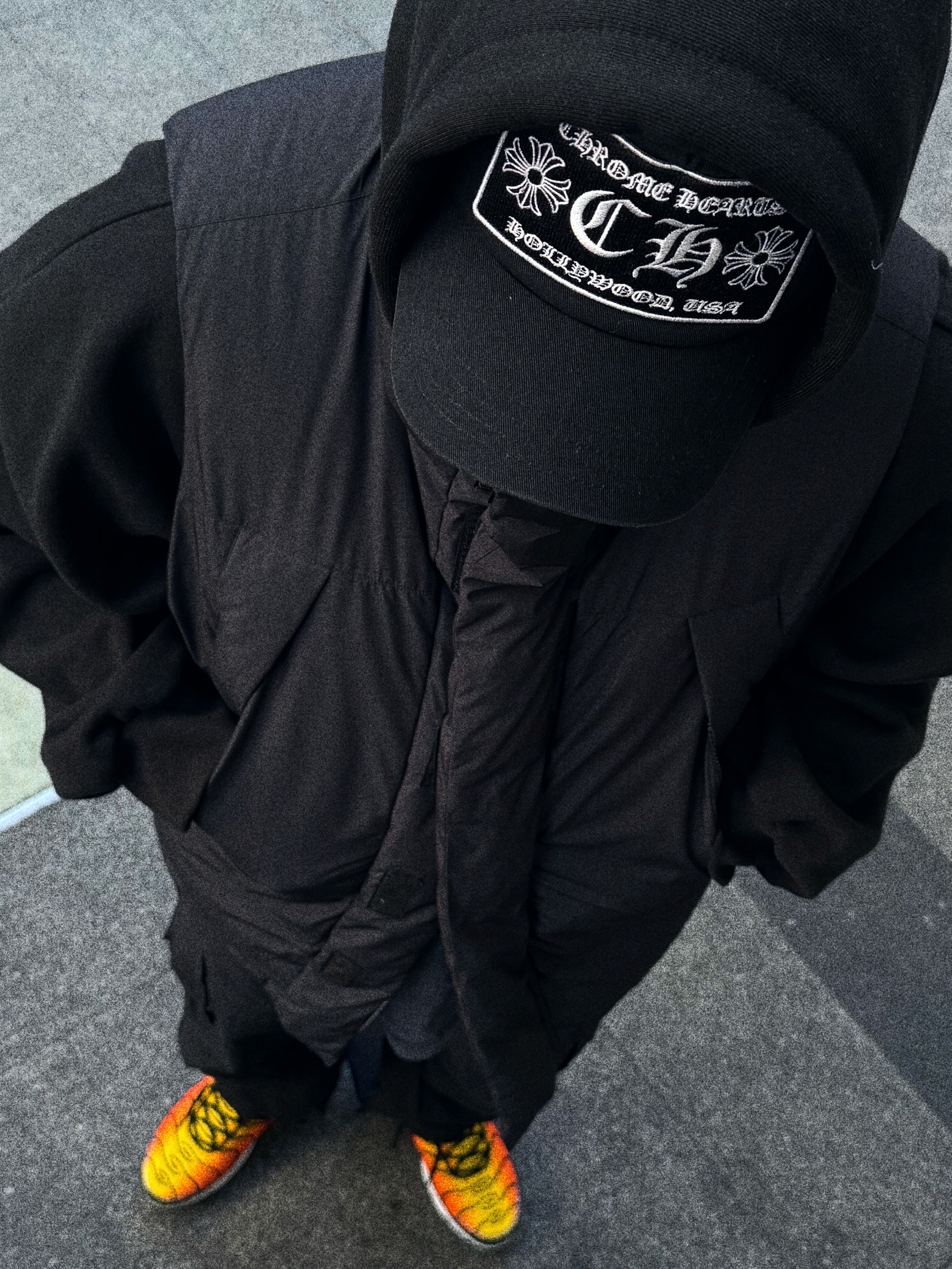 Chrome Hearts CH Hollywood Trucker Hat Black, Nike Air Max Plus Bright Ceramic and Tour Yellow 착용 스타일 - 1