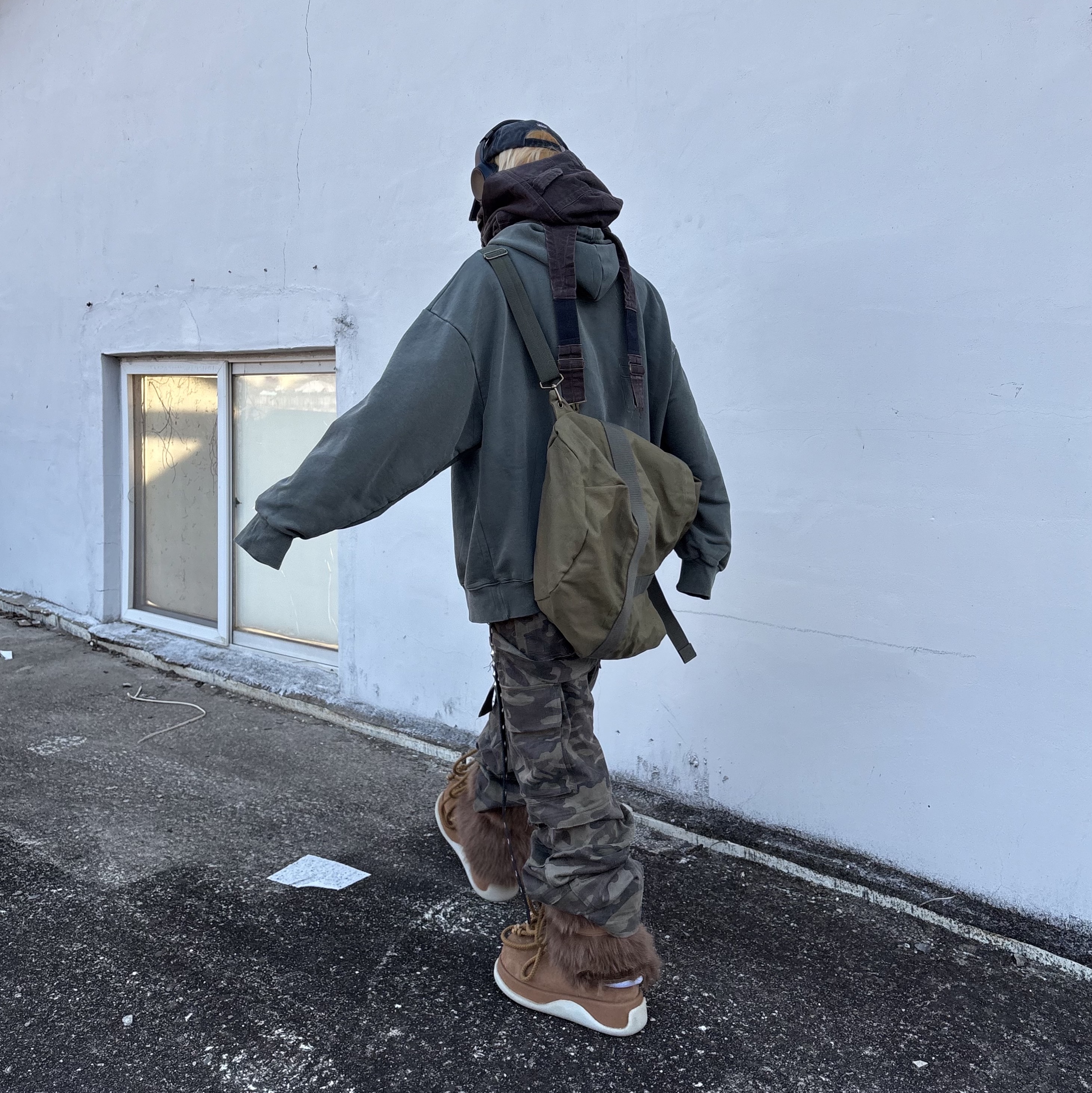 Wapworks Herringbone Belted Cargo Pants Camo 착용 스타일 - 2