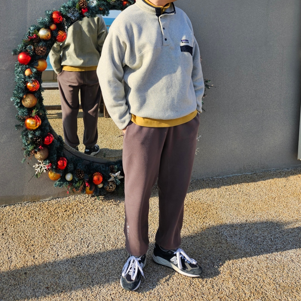 Patagonia Synchilla Snap-T Fleece Pullover Oatmeal Heather, New Balance 990v2 Made in USA Navy 착용 스타일 - 2