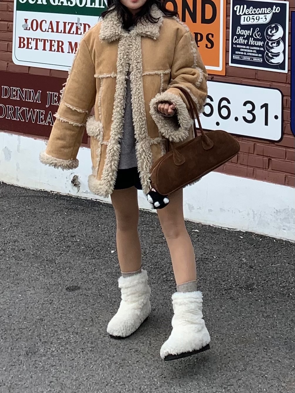 (W) UGG Embroidered Logo Earmuff Chestnut 착용 스타일 - 3