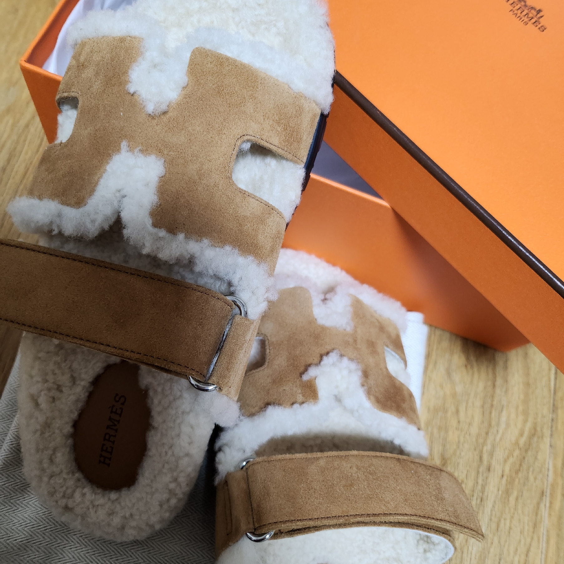 (W) Hermes Chypre Sandal Suede Goatskin Woolskin & Naturel Ecru 착용 스타일 - 1