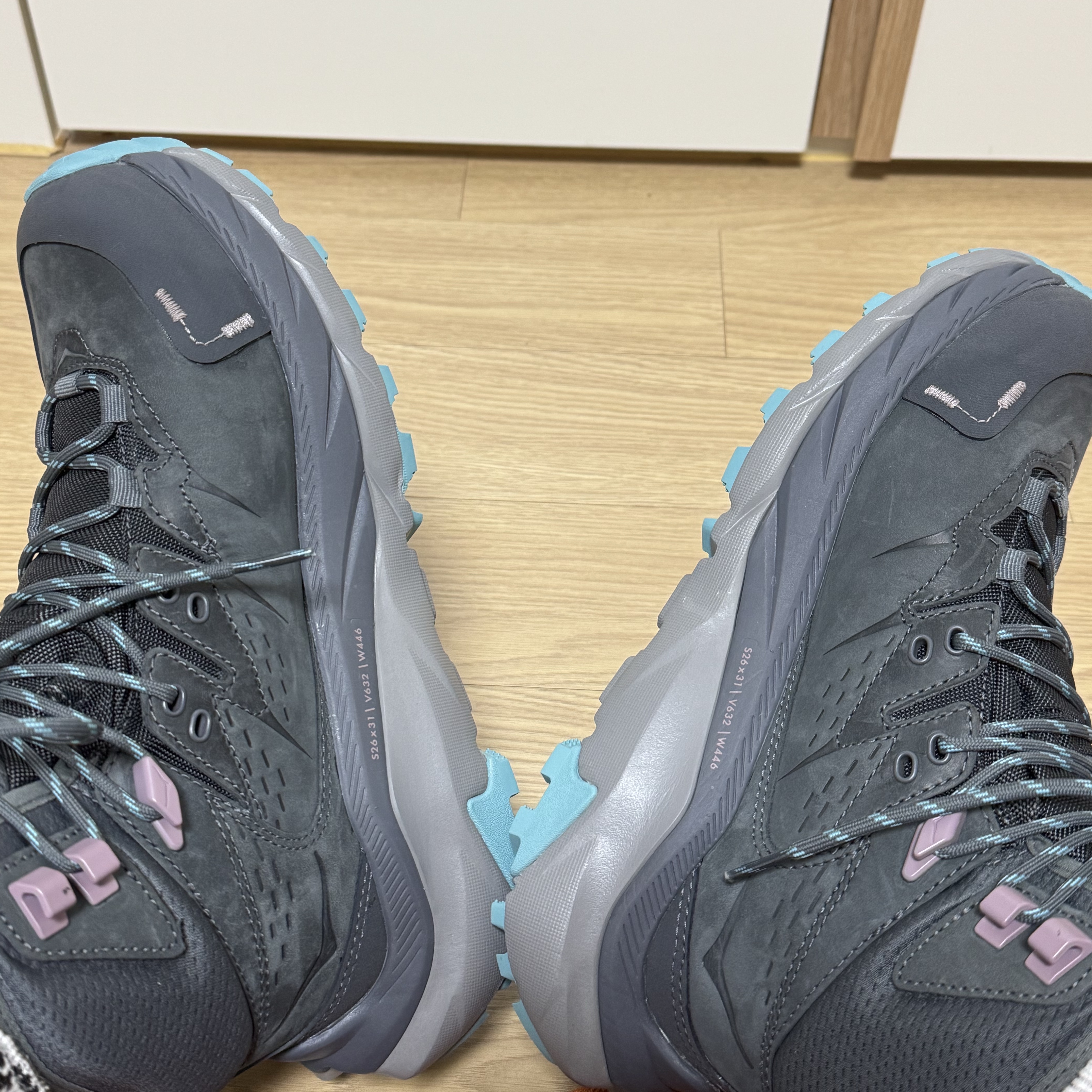 (W) Hoka Kaha 2 GTX Castlerock Coastal Shade 착용 스타일 - 2