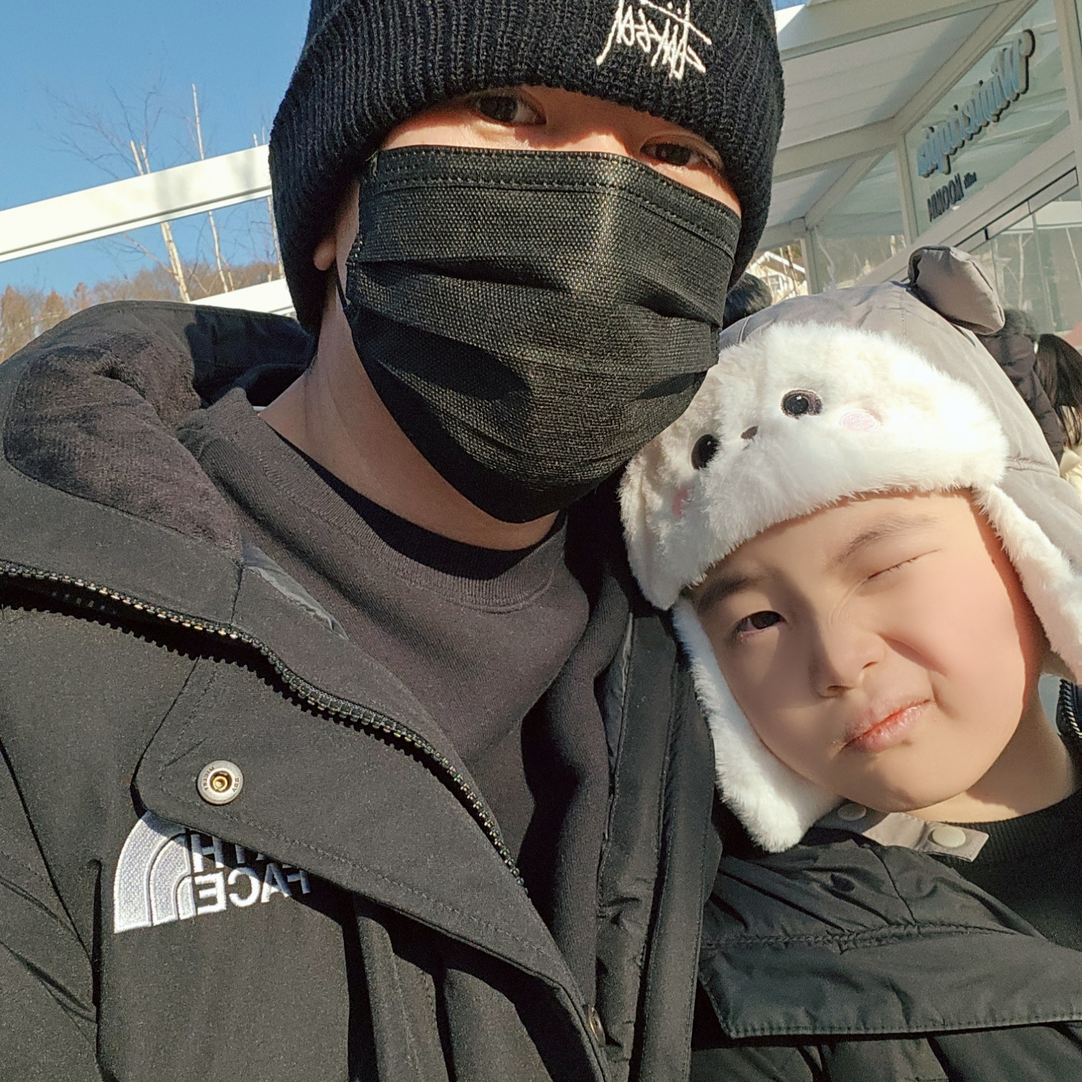 Stussy Basic Cuff Beanie Black 착용 스타일 - 2