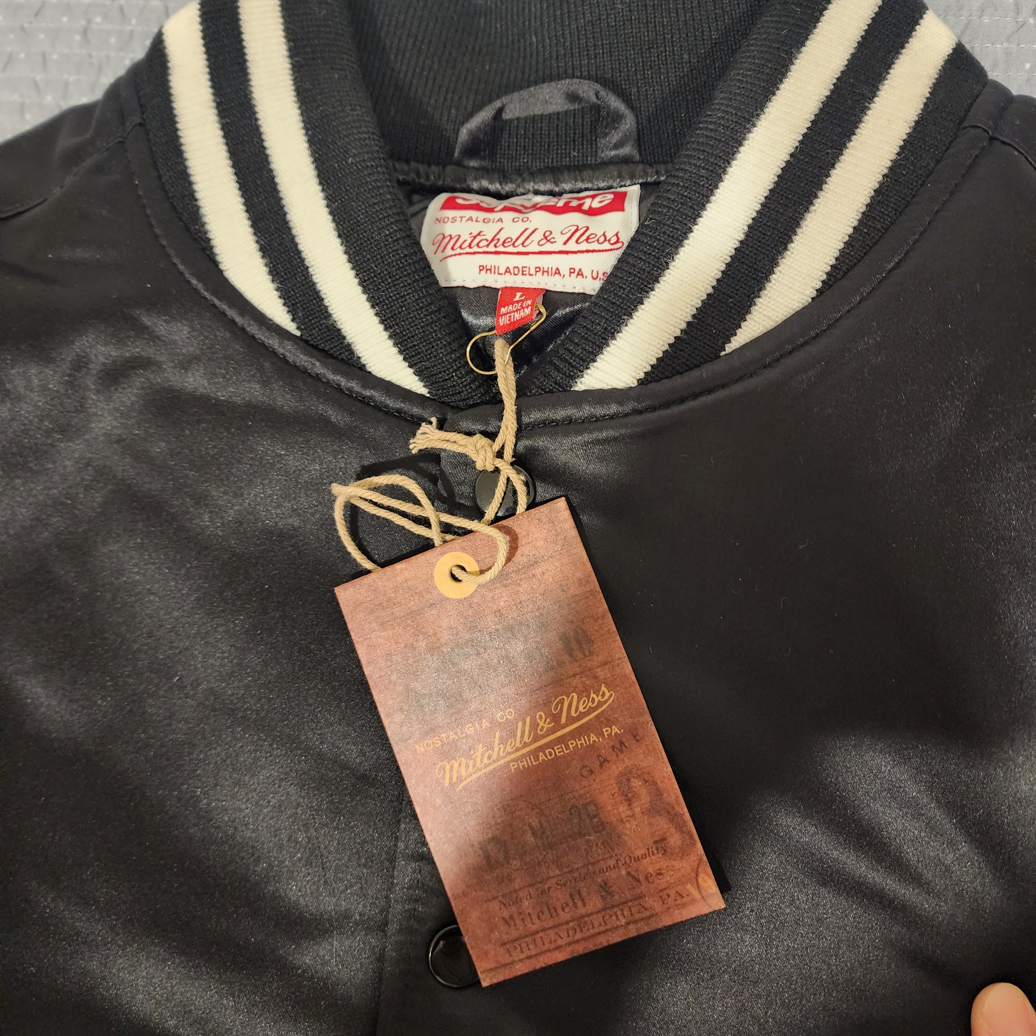 Supreme Mitchell & Ness Satin Varsity Jacket Black - 24FW 착용 스타일 - 3