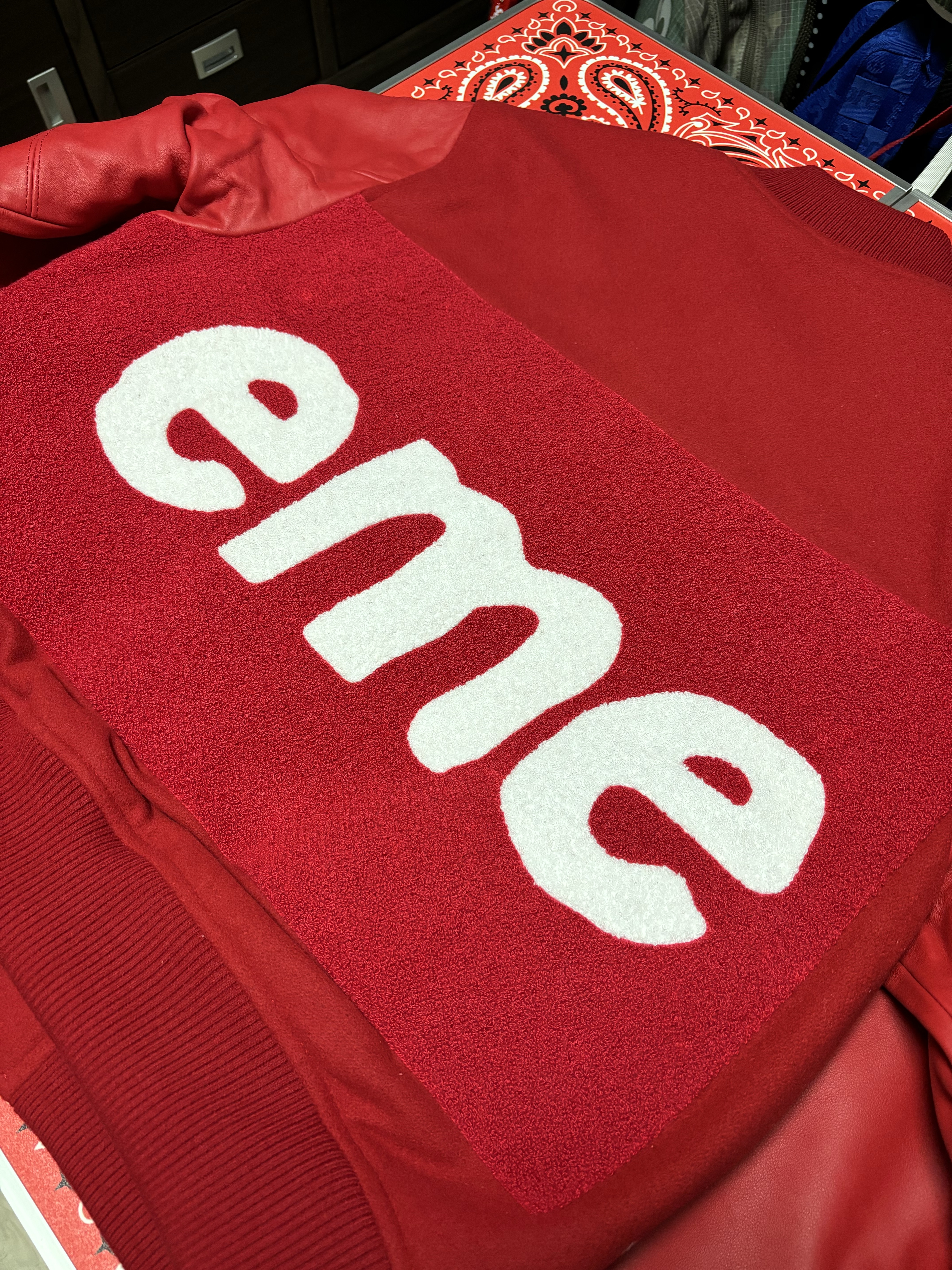 Supreme Big Logo Chenille Varsity Jacket Red - 24SS, Supreme Overprint Small Box S/S Top Blue - 24SS 착용 스타일 - 3