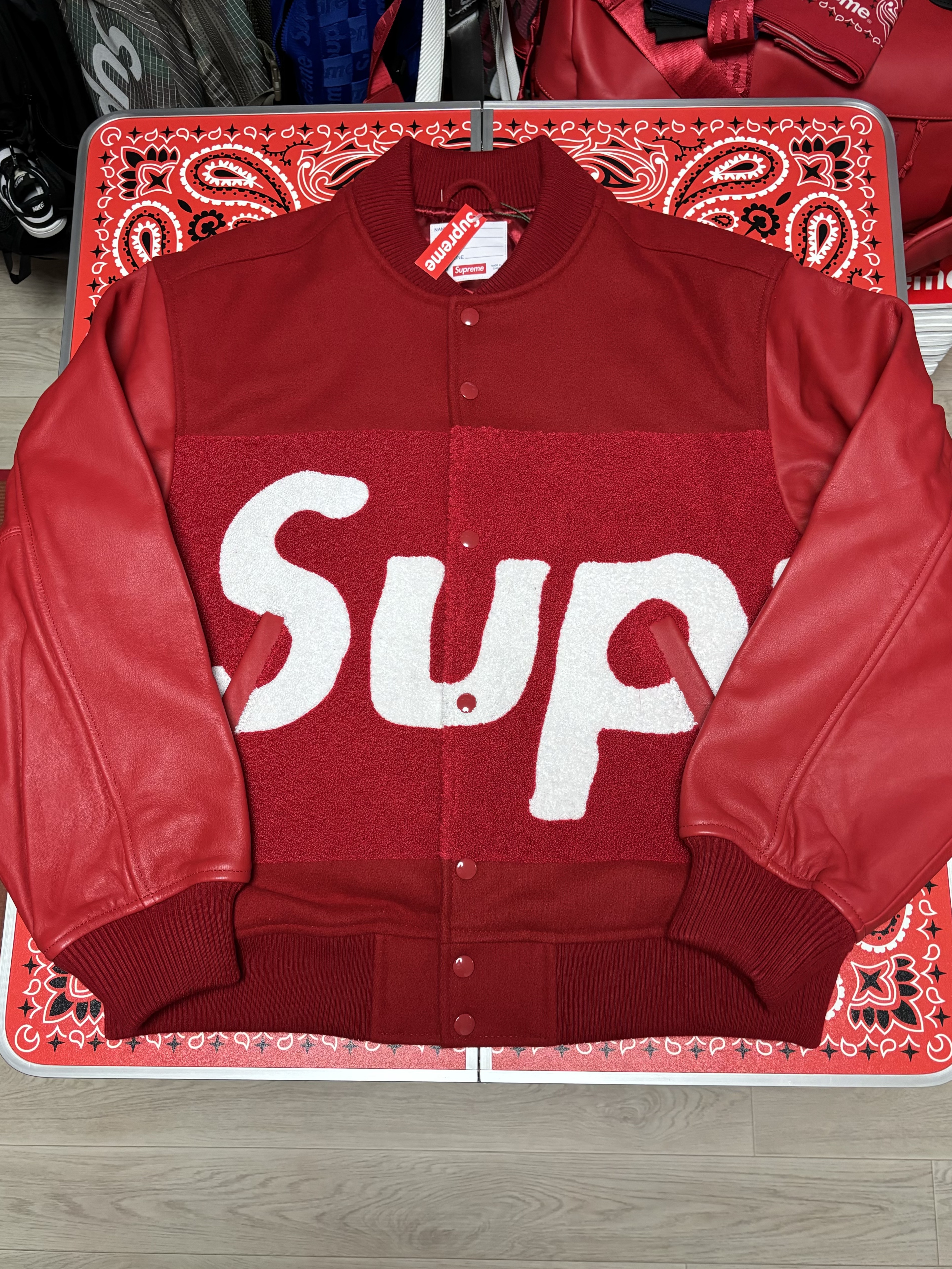 Supreme Big Logo Chenille Varsity Jacket Red - 24SS, Supreme Overprint Small Box S/S Top Blue - 24SS 착용 스타일 - 1