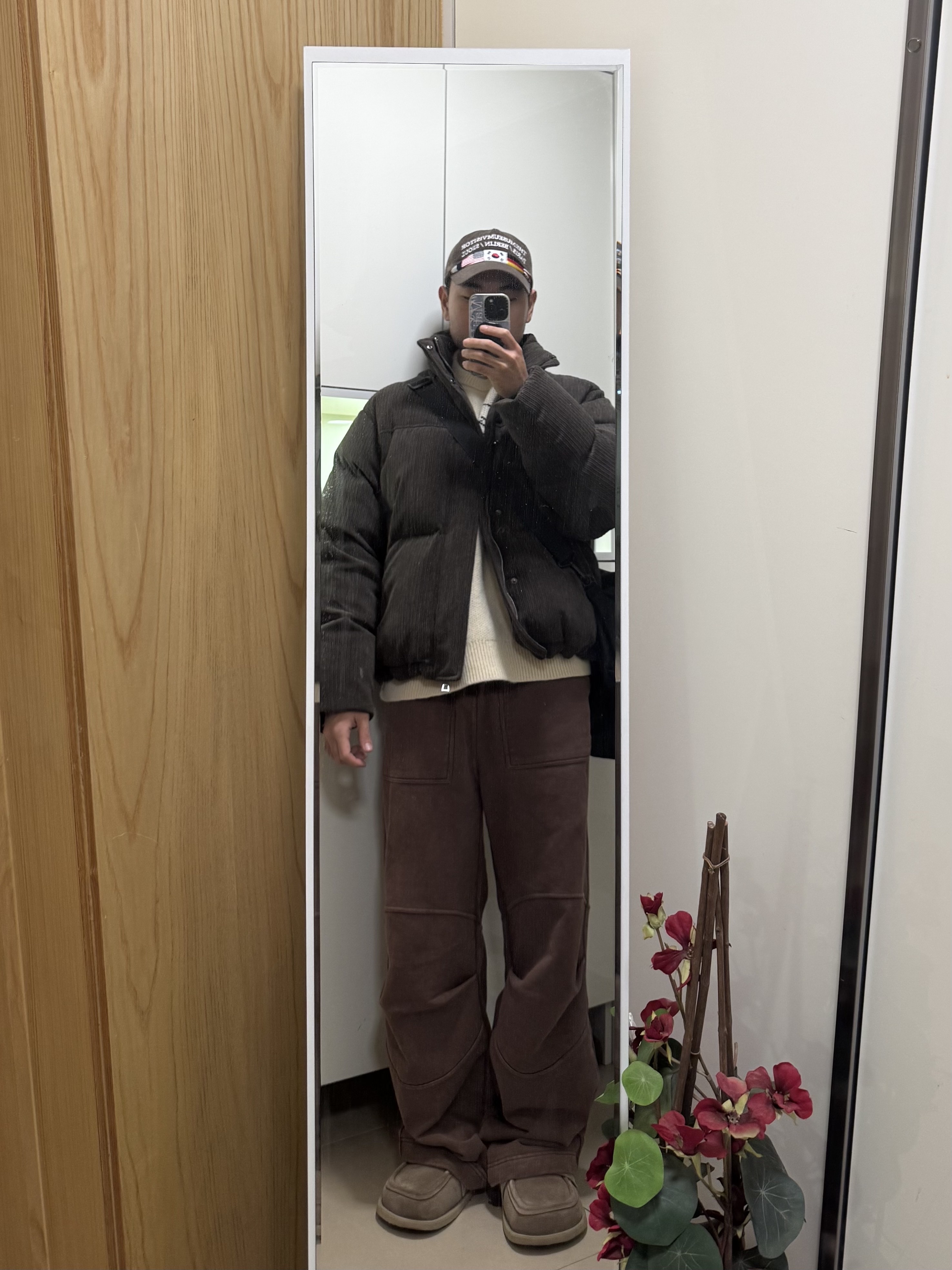TNGT European Goose Over-Fit Corduroy Goose Down Jumper Brown, The Museum Visitor Flag Stitched Corduroy Ballcap Brown 착용 스타일
