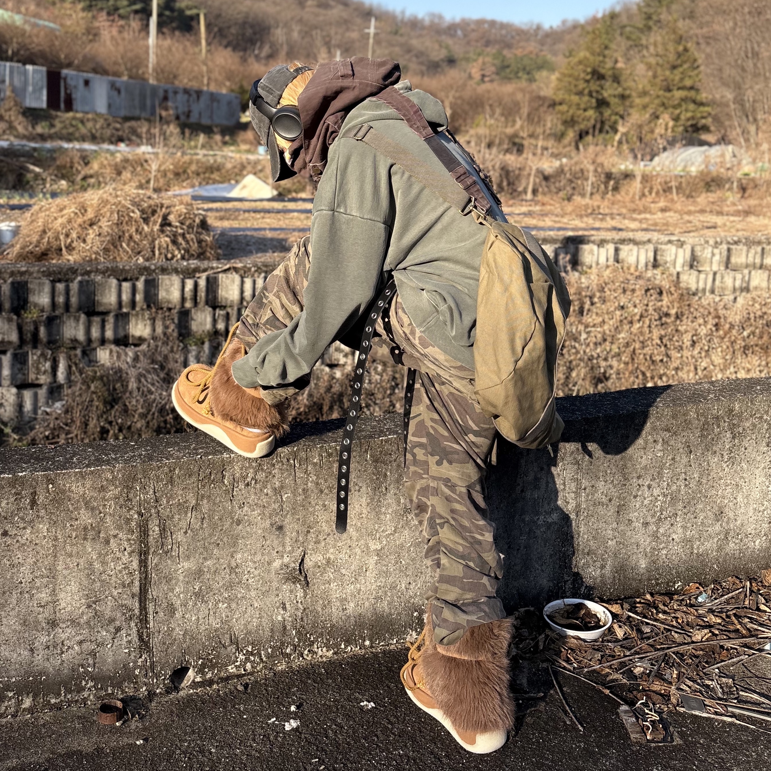 Wapworks Herringbone Belted Cargo Pants Camo 착용 스타일 - 3