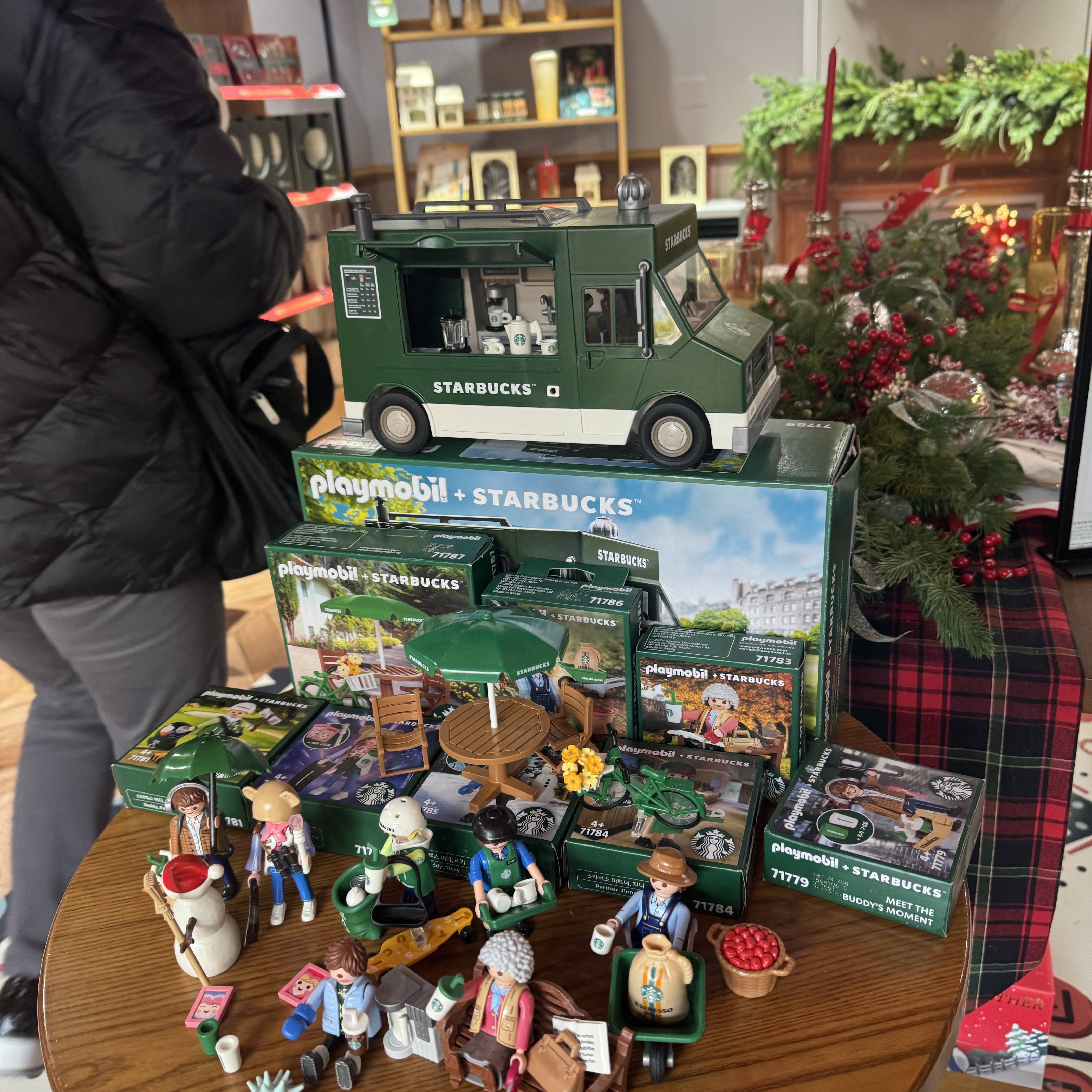 Starbucks x Playmobil Coffee Truck, Starbucks x Playmobil Buddy Kim 착용 스타일 - 1