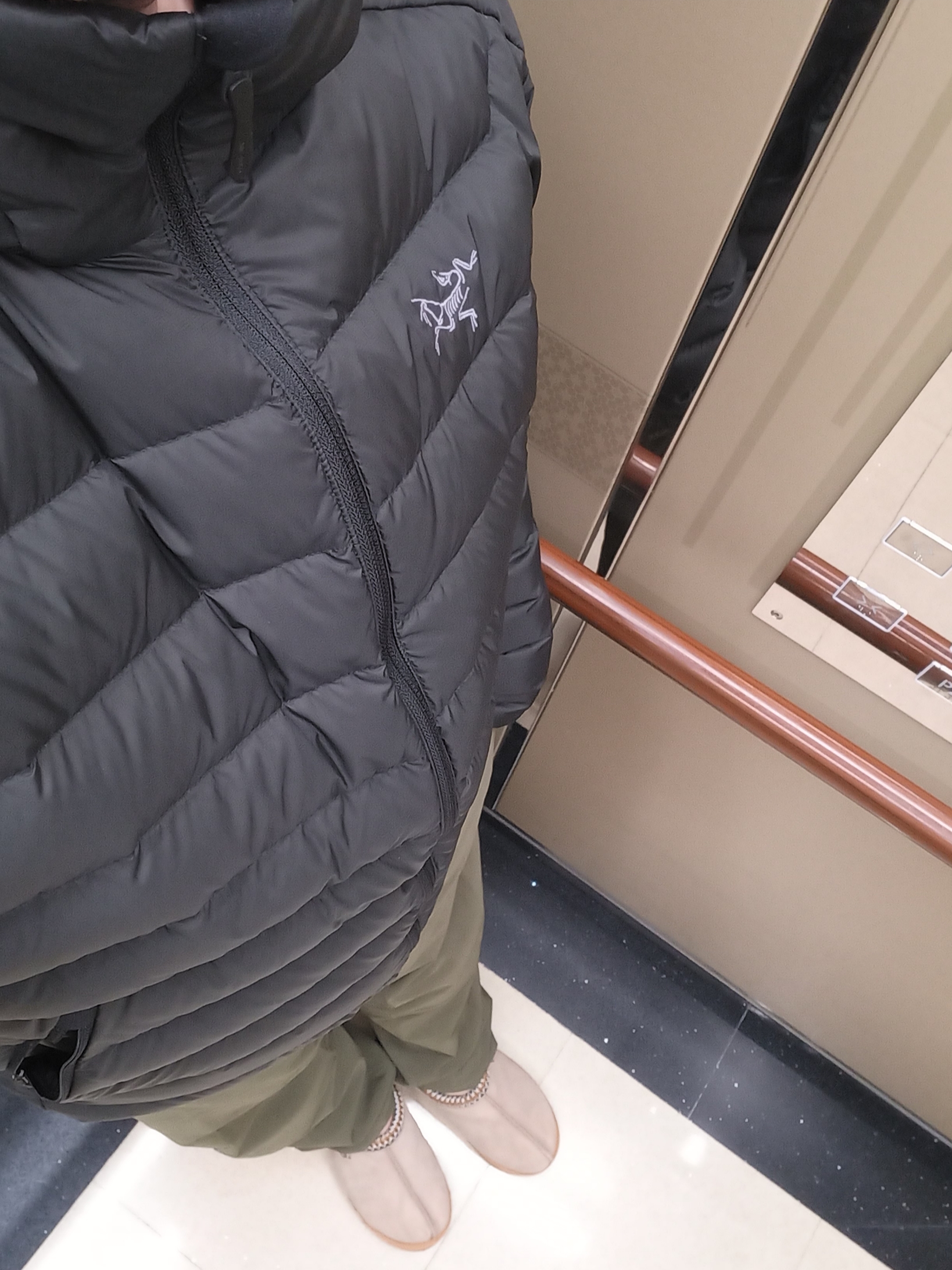 Arc'teryx Atom Heavyweight Hoody Black, UGG Tasman Slipper Chestnut 착용 스타일 - 6