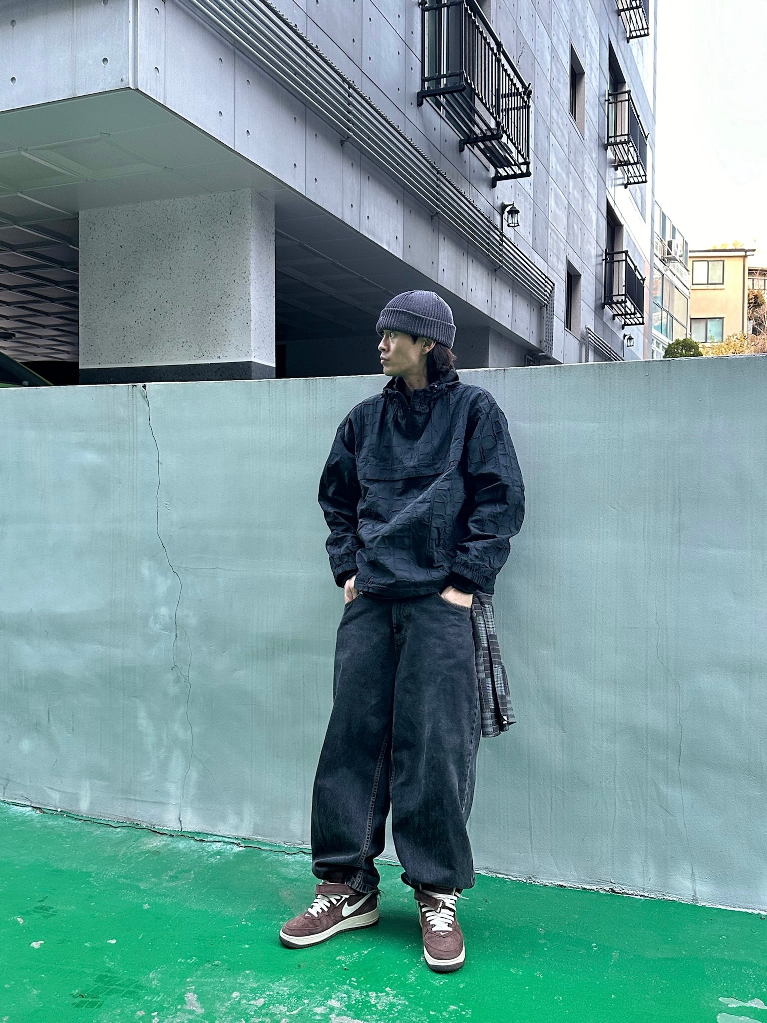 Supreme Repeat Stitch Anorak Black - 23SS, Nike Air Force 1 Mid '07 QS Chocolate 착용 스타일