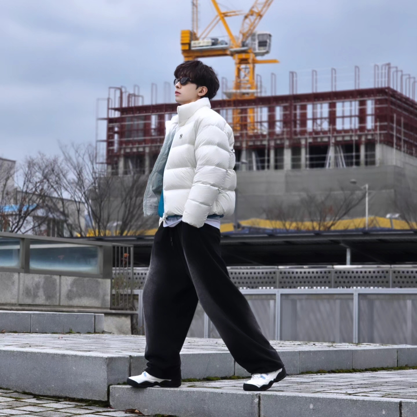 Nike x Supreme SB Darwin Low White 착용 스타일 - 1