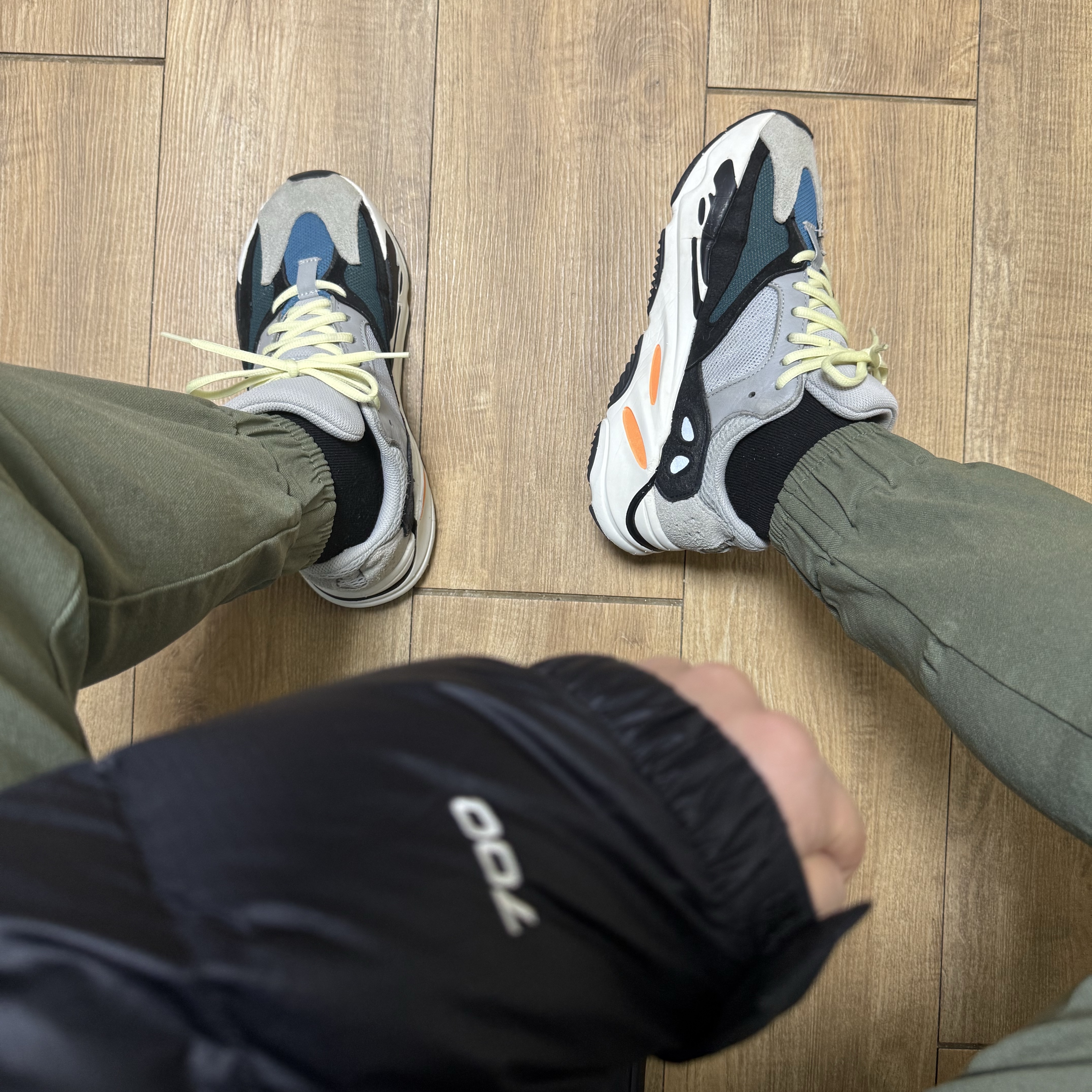 The North Face 1996 Retro Nuptse Down Jacket TNF Black, Adidas Yeezy Boost 700 Wave Runner Solid Grey 2021/2022 착용 스타일
