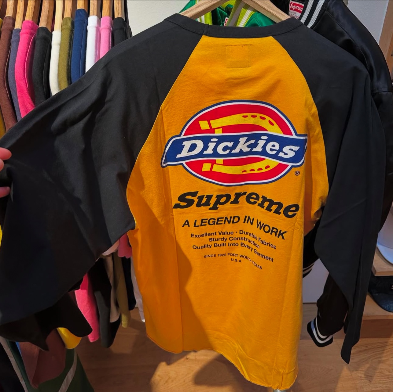 Supreme x Dickies Raglan L/S Top Gold - 24FW 착용 스타일 - 3