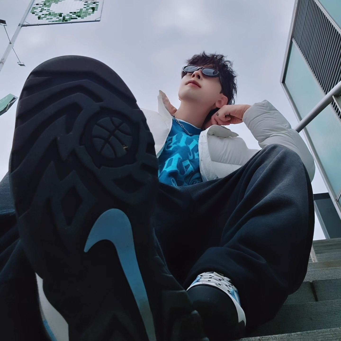 Nike x Supreme SB Darwin Low White 착용 스타일 - 6