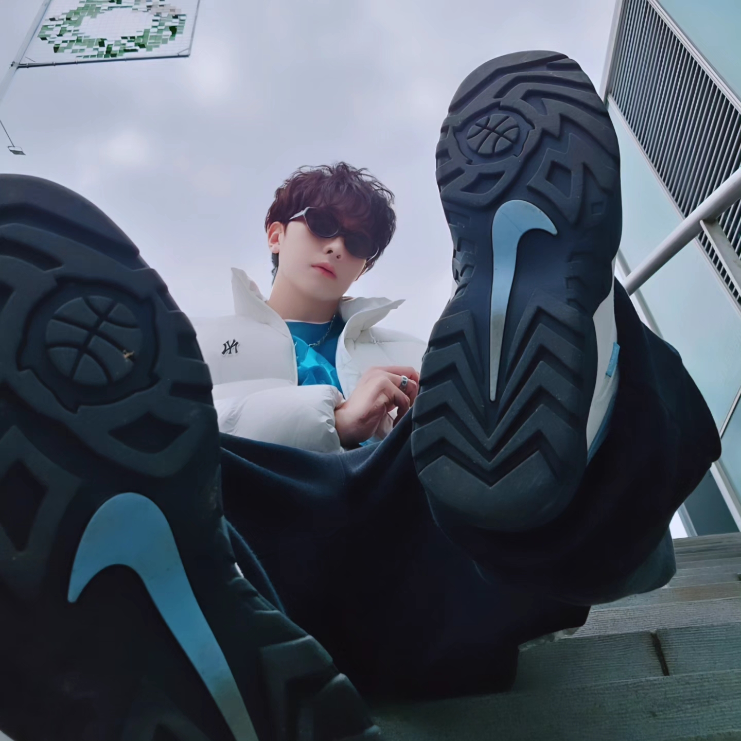 Nike x Supreme SB Darwin Low White 착용 스타일 - 5