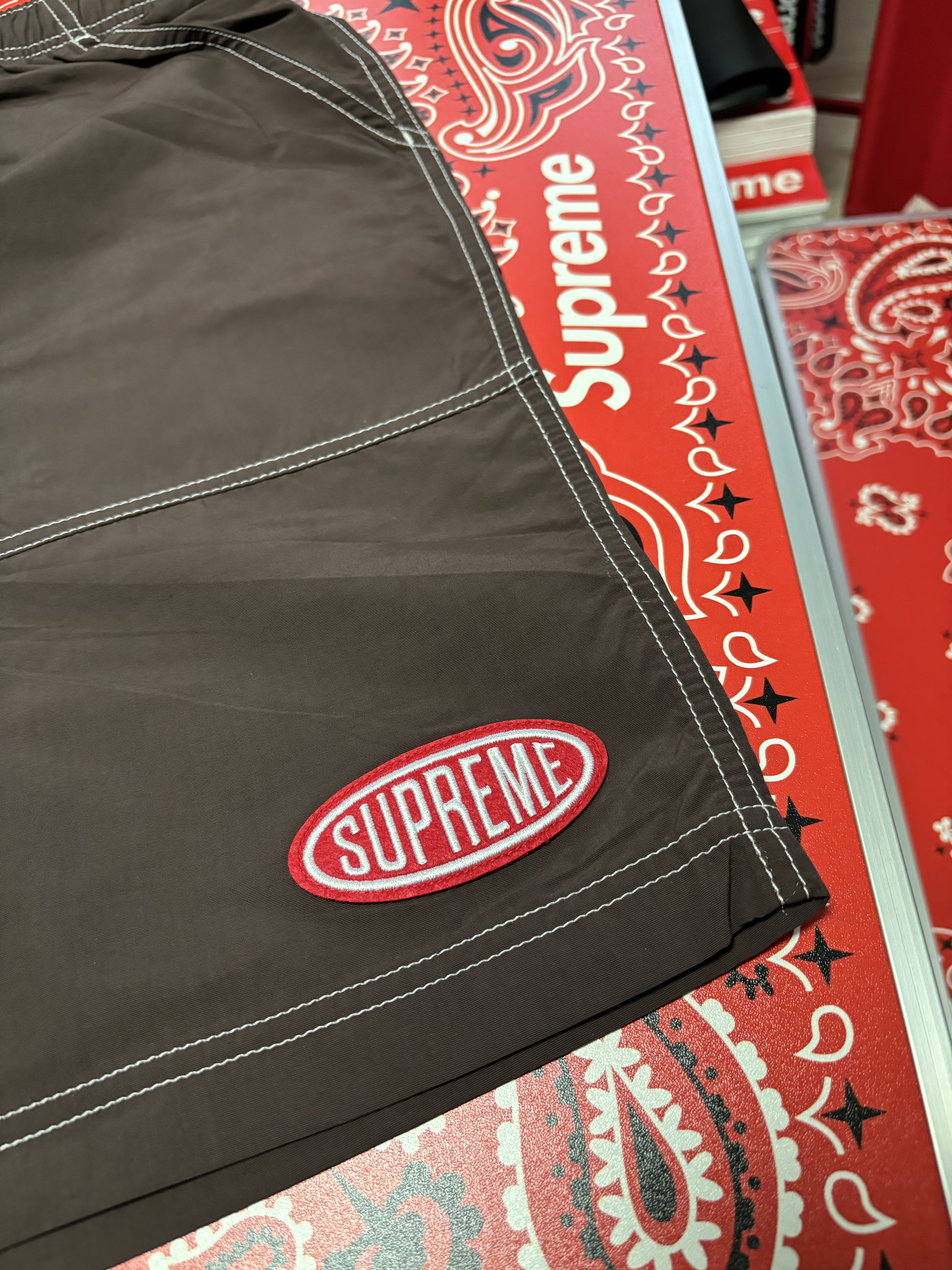 Supreme Big Logo Chenille Varsity Jacket Red - 24SS, Supreme Overprint Small Box S/S Top Blue - 24SS 착용 스타일 - 6
