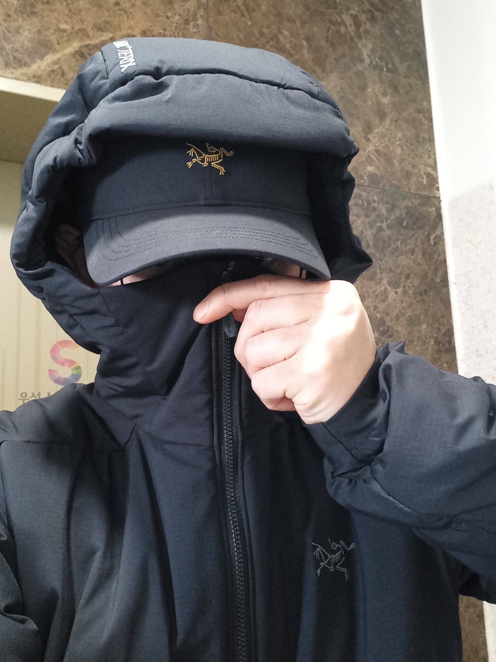 Arc'teryx Atom Heavyweight Hoody Black, UGG Tasman Slipper Chestnut 착용 스타일 - 3