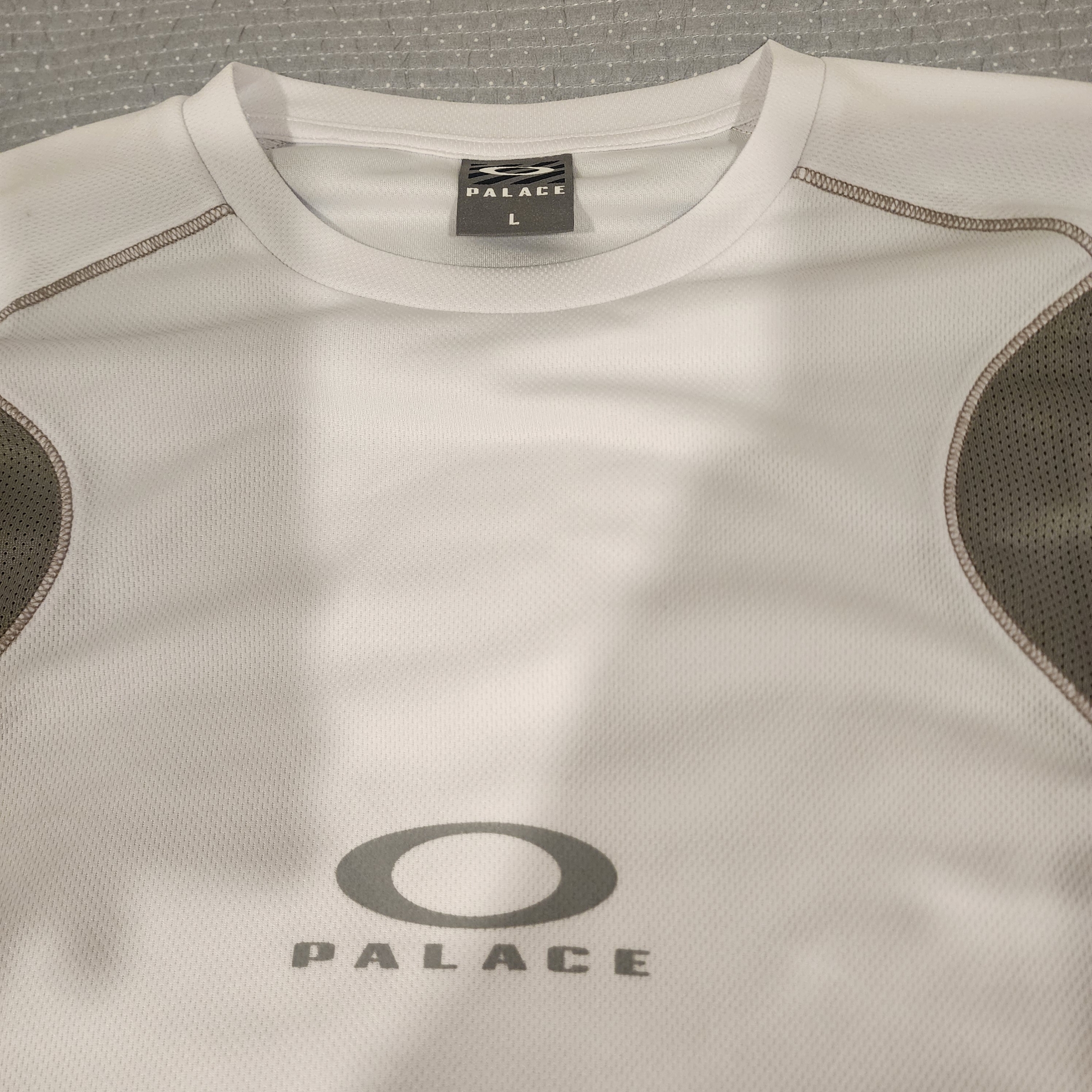 Palace x Oakley Tech Jersey White - 24FW 착용 스타일 - 2