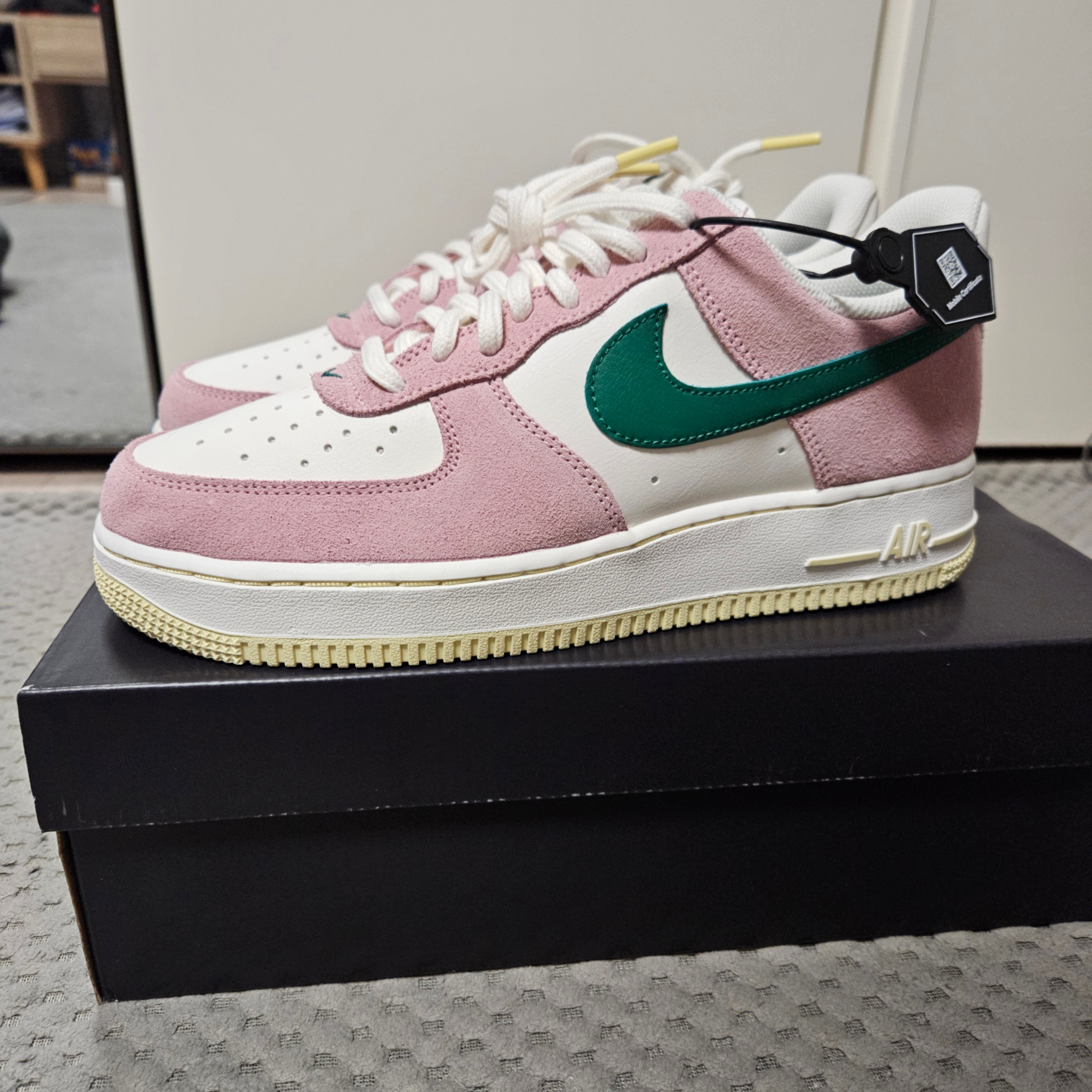 Nike Air Force 1 '07 Sail Medium Soft Pink 착용 스타일 - 2
