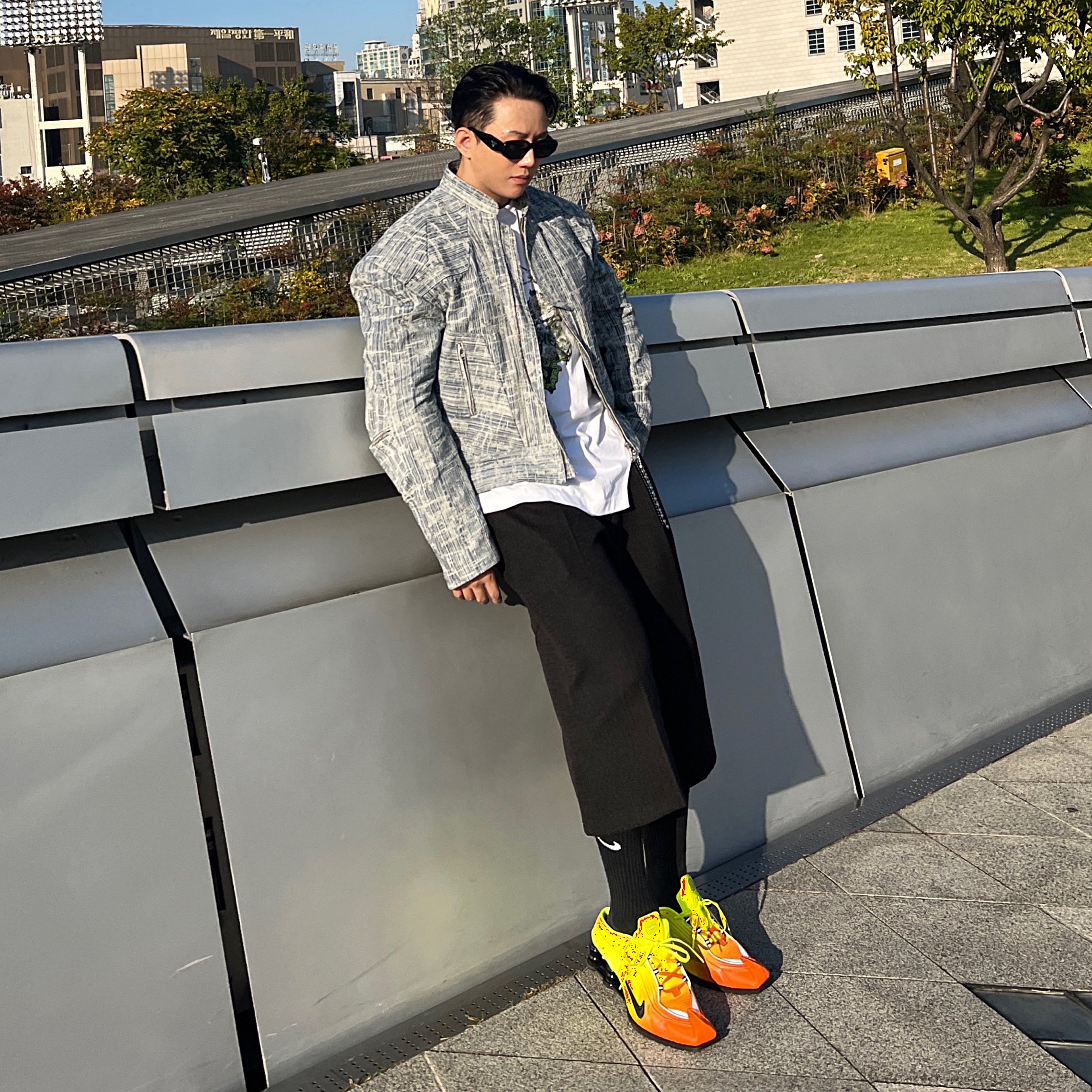 Nike x Martine Rose Shox MR4 Safety Orange 착용 스타일 - 1