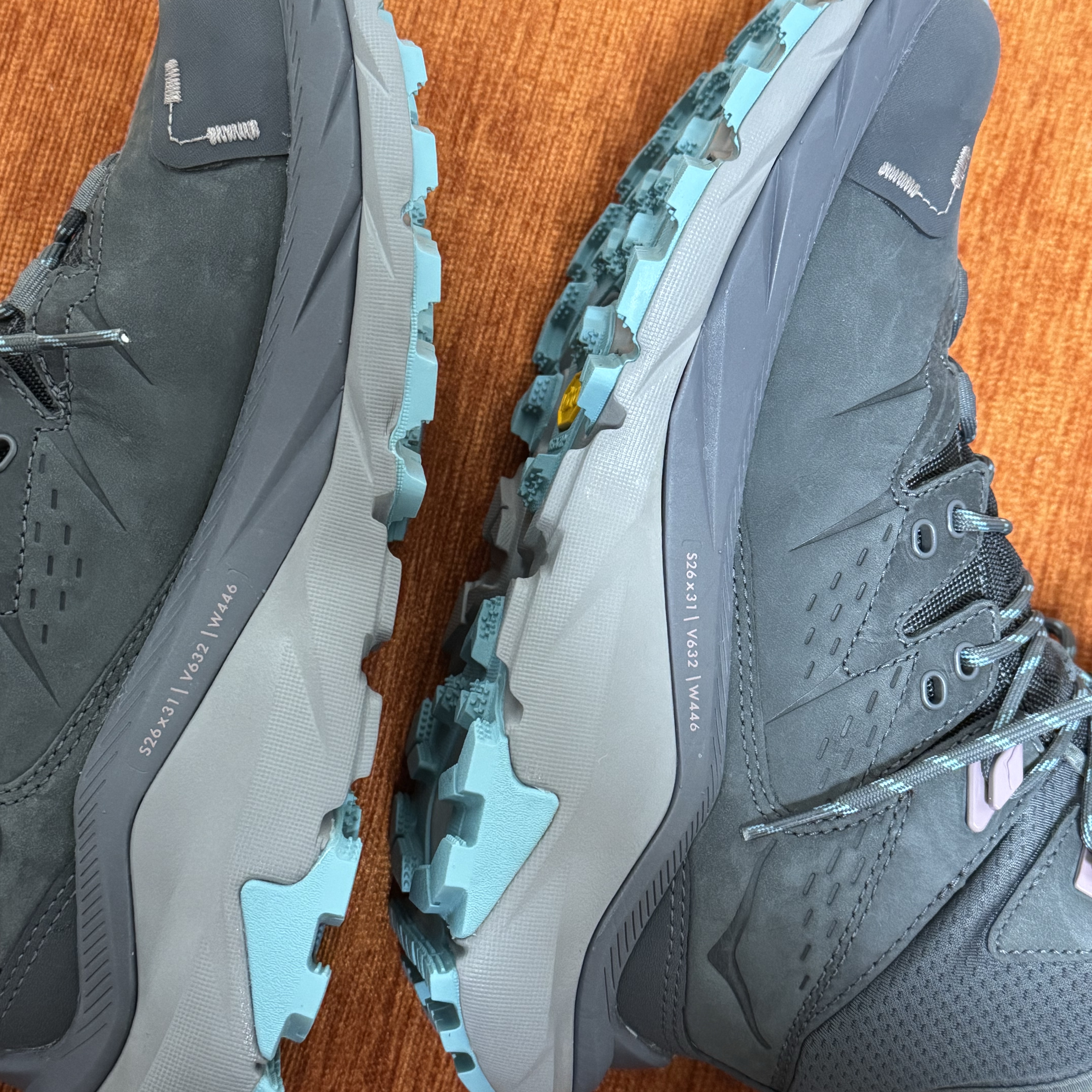 (W) Hoka Kaha 2 GTX Castlerock Coastal Shade 착용 스타일 - 1