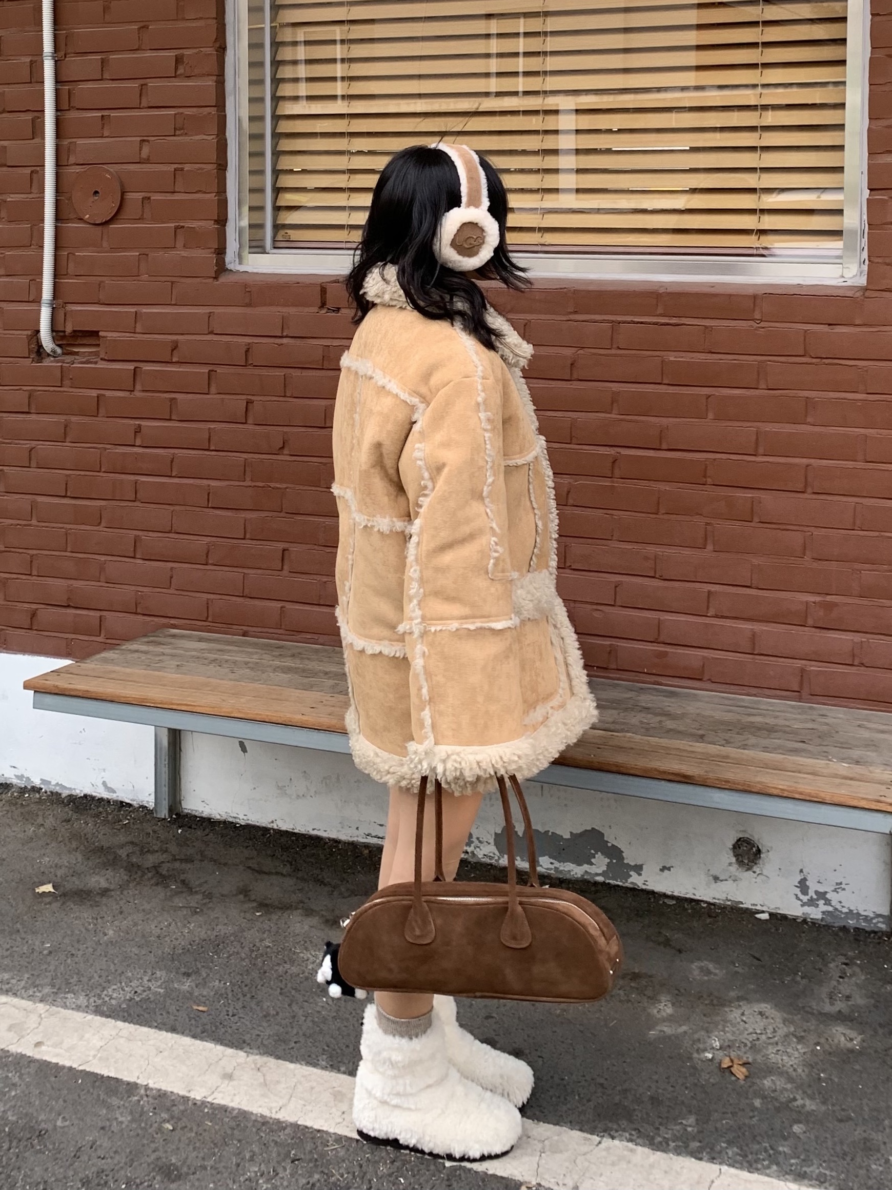 (W) UGG Embroidered Logo Earmuff Chestnut 착용 스타일 - 4