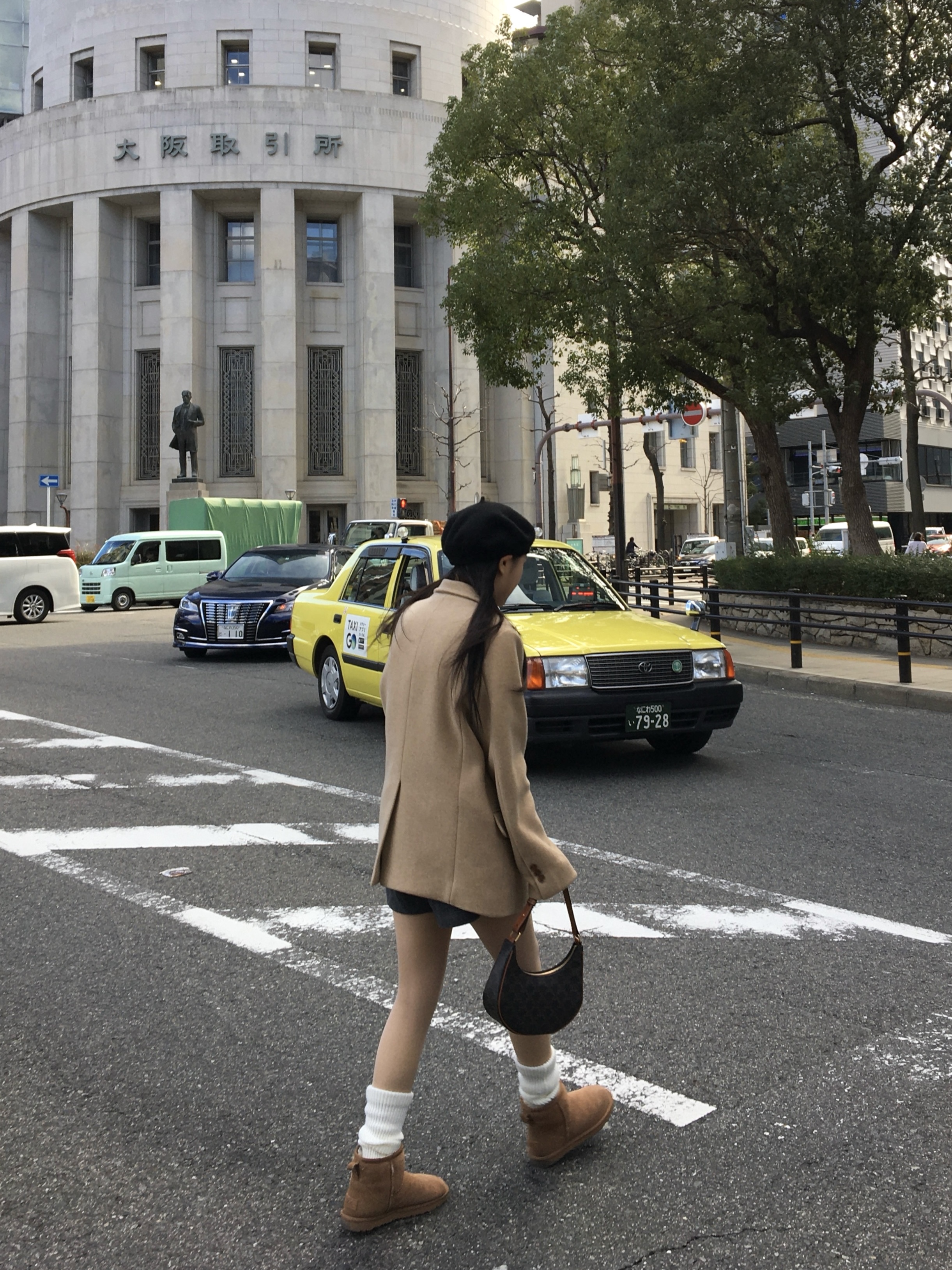 Celine Ava Bag in Triomphe Canvas and Calfskin Tan, (W) UGG Classic Mini II Boots Chestnut 착용 스타일