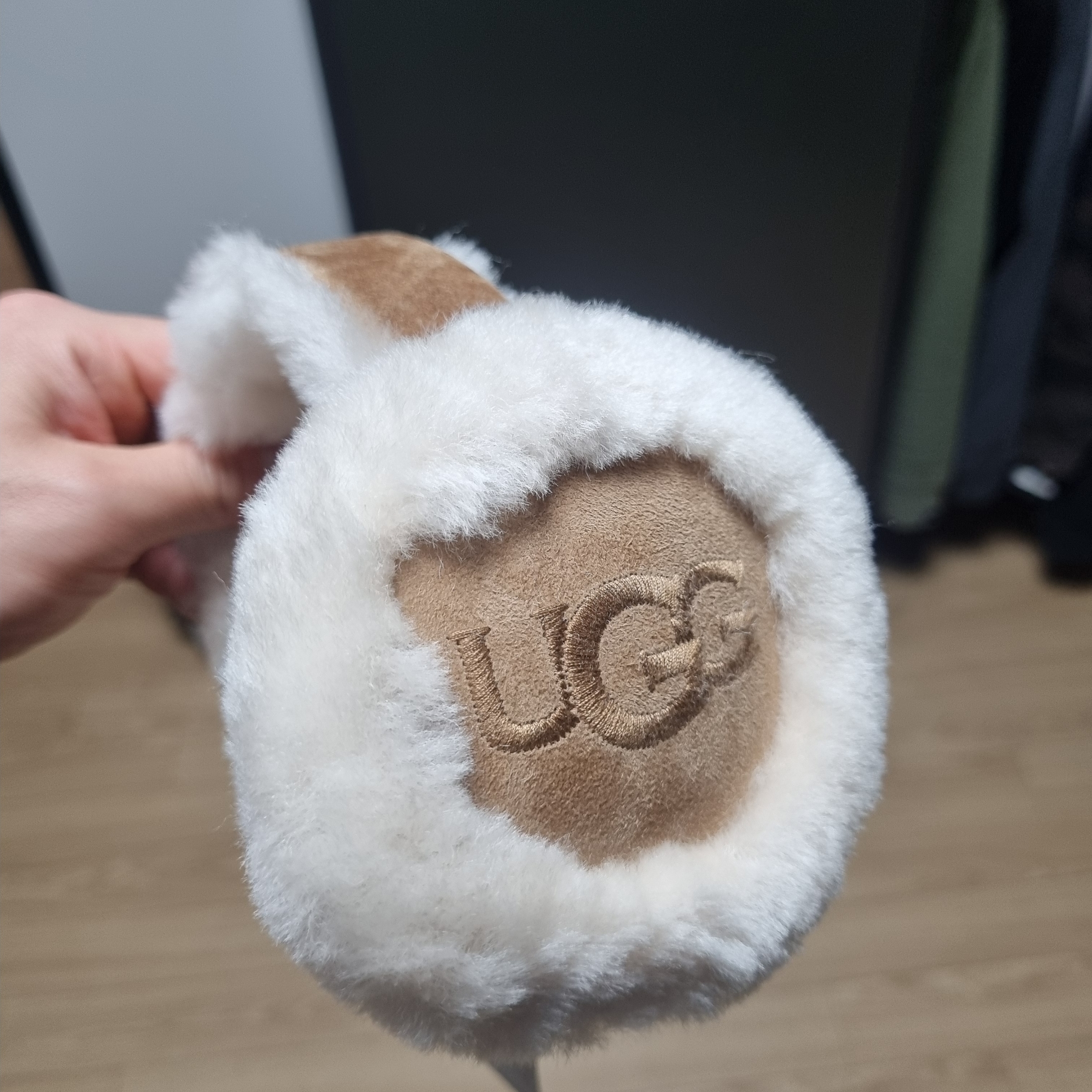 (W) UGG Embroidered Logo Earmuff Chestnut 착용 스타일