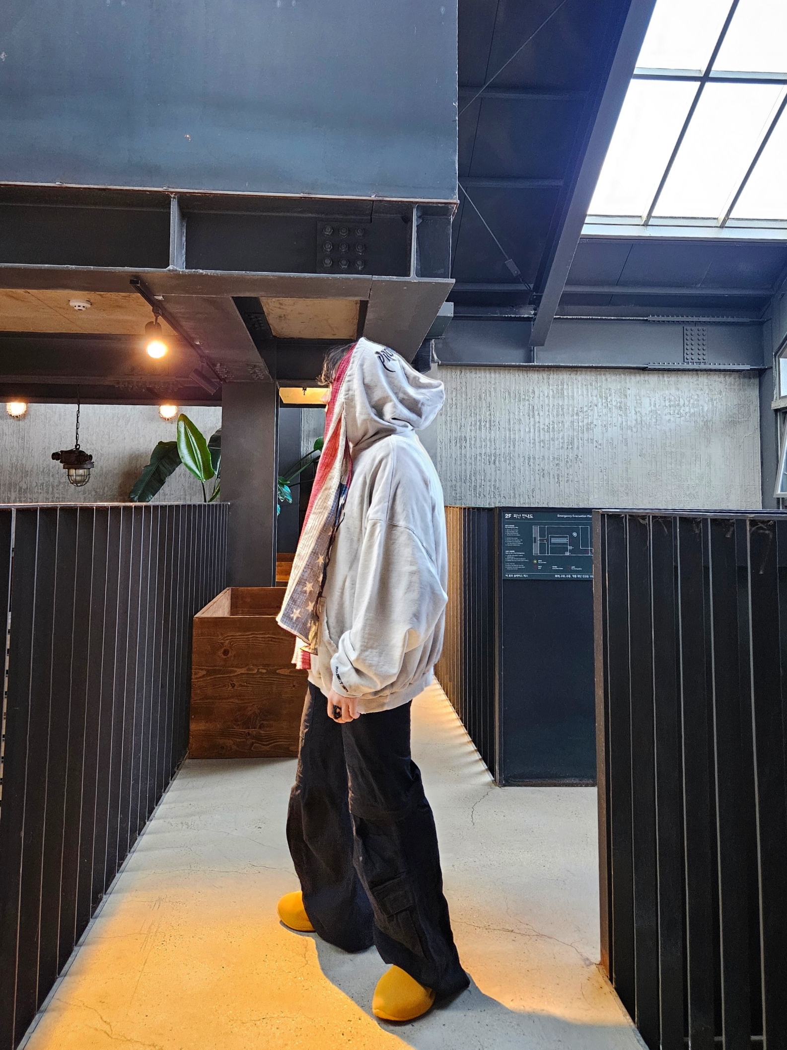 Project G/R Metalic Logo Hoodie Ivory, Adidas Yeezy Knit RNR Sulfur 착용 스타일 - 3