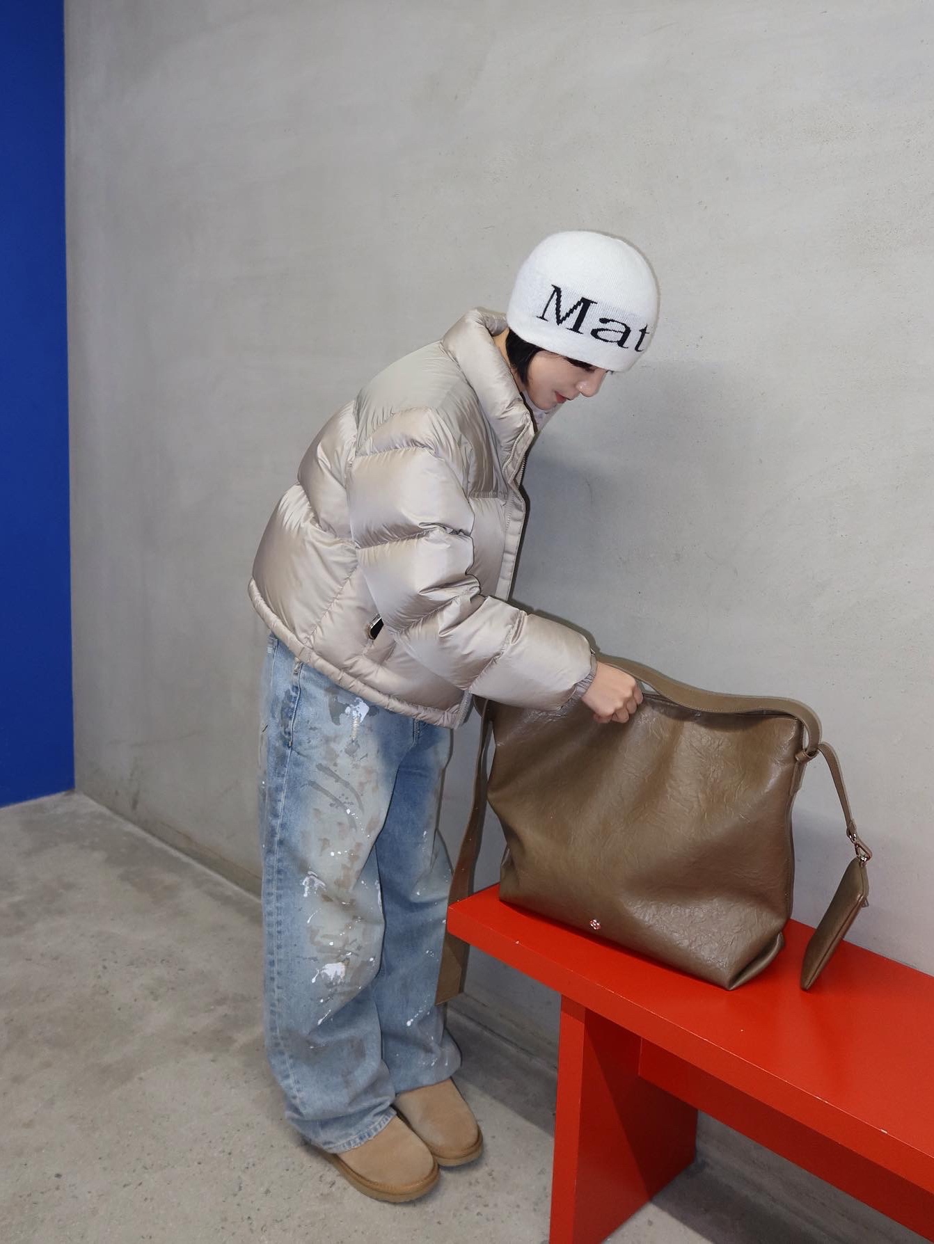 Matin Kim Logo Jacquard Short Beanie White 착용 스타일